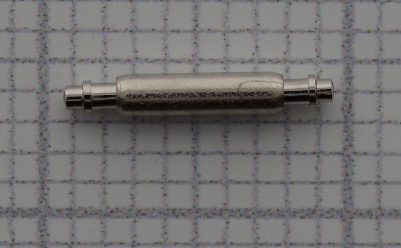 Silberner Federsteg aus Edelstahl mit 20 Millimeter Länge für Uhrenarmbänder.