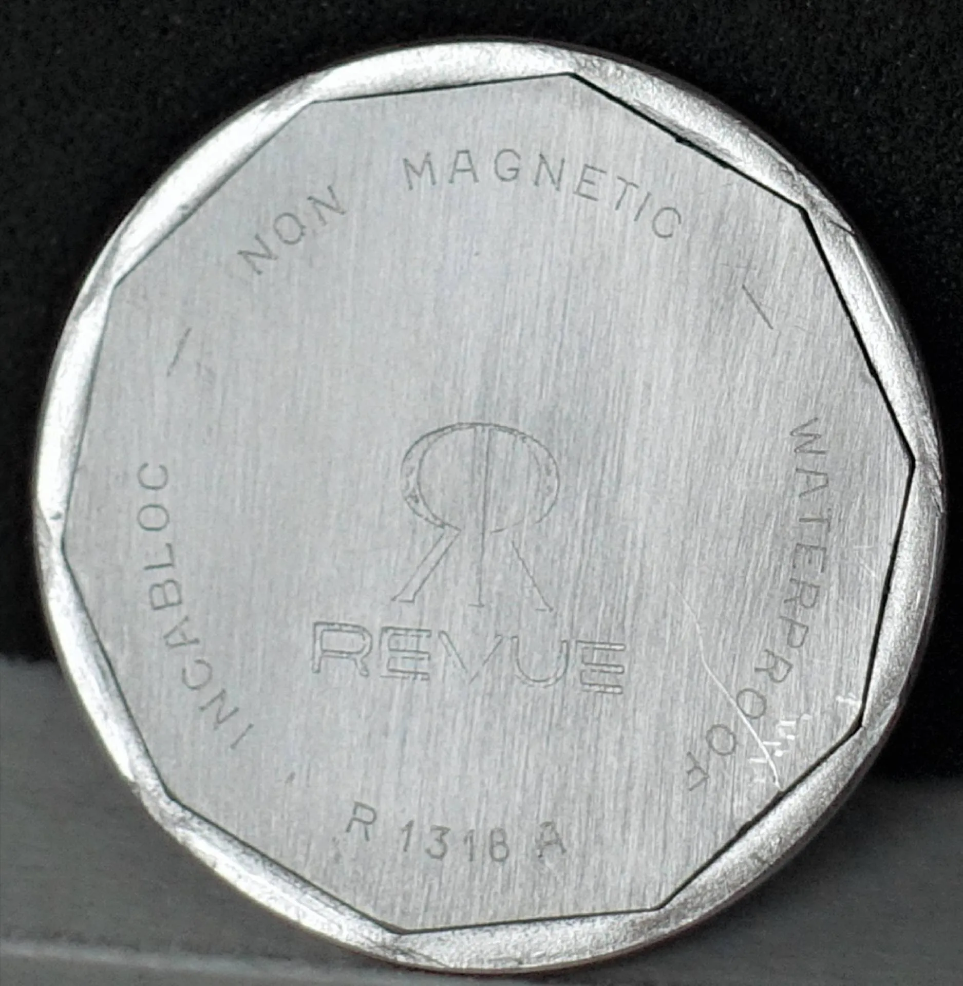 Revue Uhrenboden silberfarben Silberfarbener Uhrenboden mit Revue-Logo und Gravur.