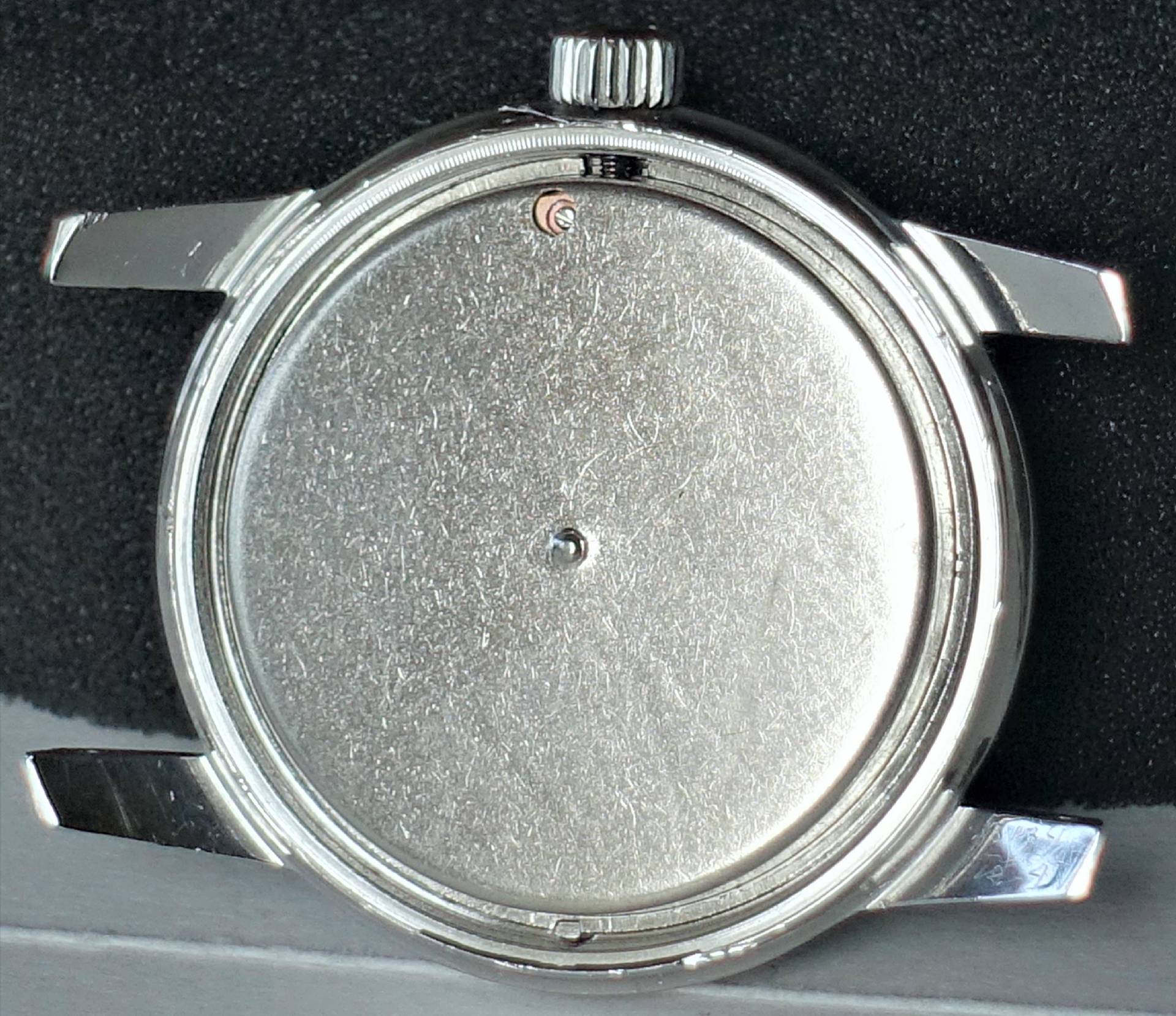 Armbanduhrrückseite mit glänzender Oberfläche und Krone