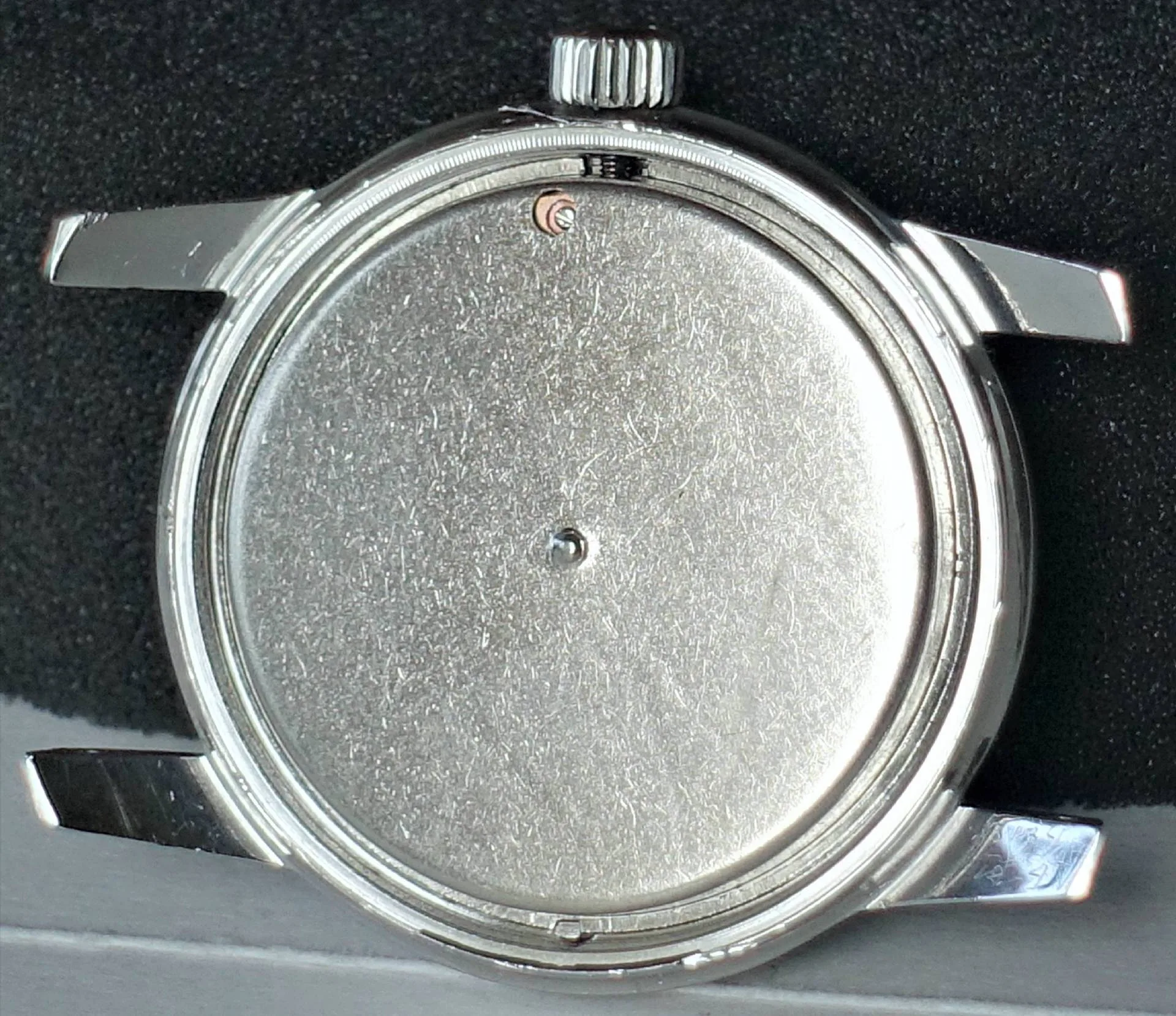 Hinteransicht einer Herrenarmbanduhr ohne Ziffernblatt Armbanduhrrückseite mit glänzender Oberfläche und Krone