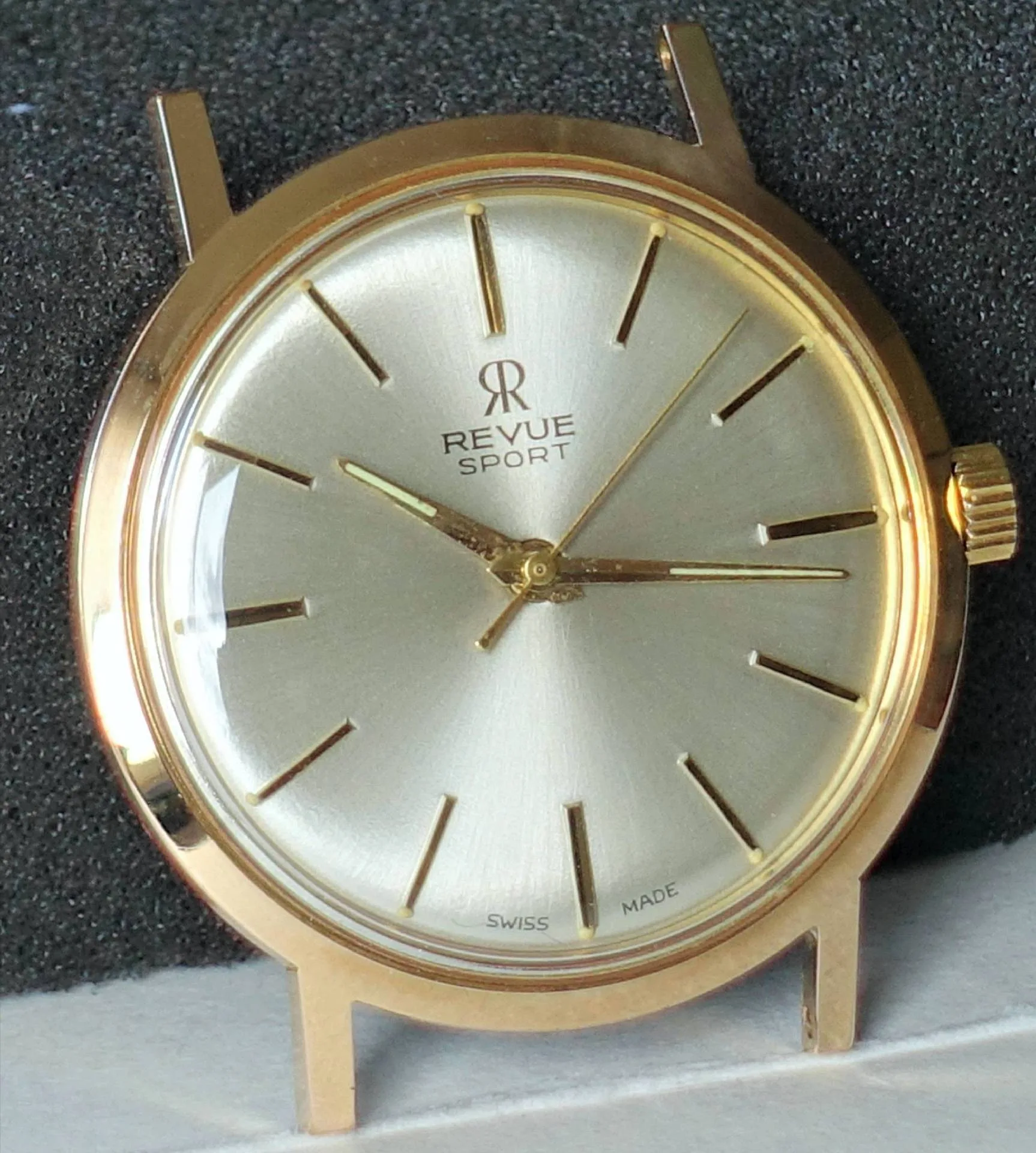Revue Sport Armbanduhr goldfarben Goldfarbene Armbanduhr mit silbernem Zifferblatt und schlichten Indizes.