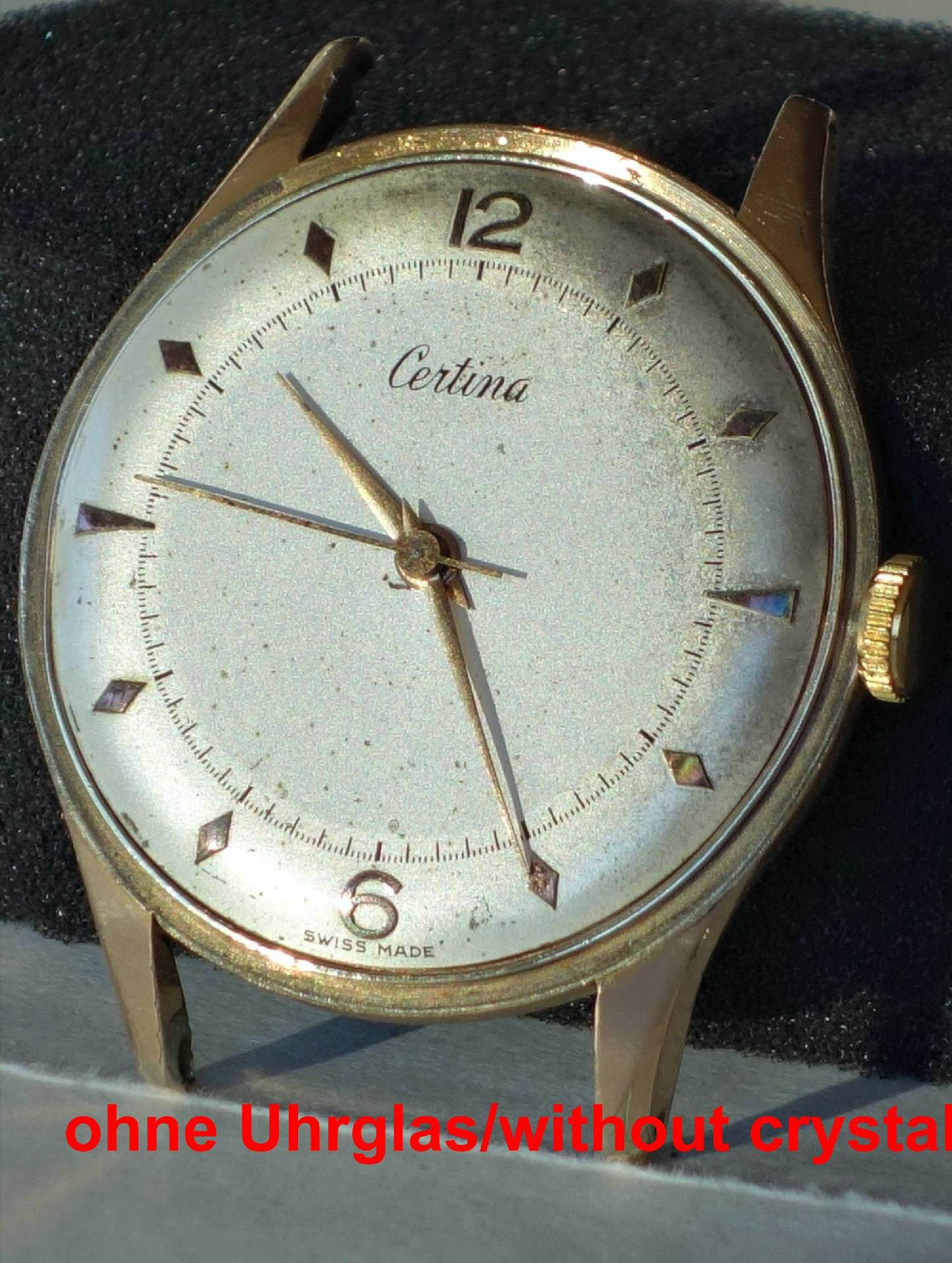 Goldfarbene Certina Armbanduhr ohne Uhrglas mit hellem Zifferblatt und drei Zeigern.