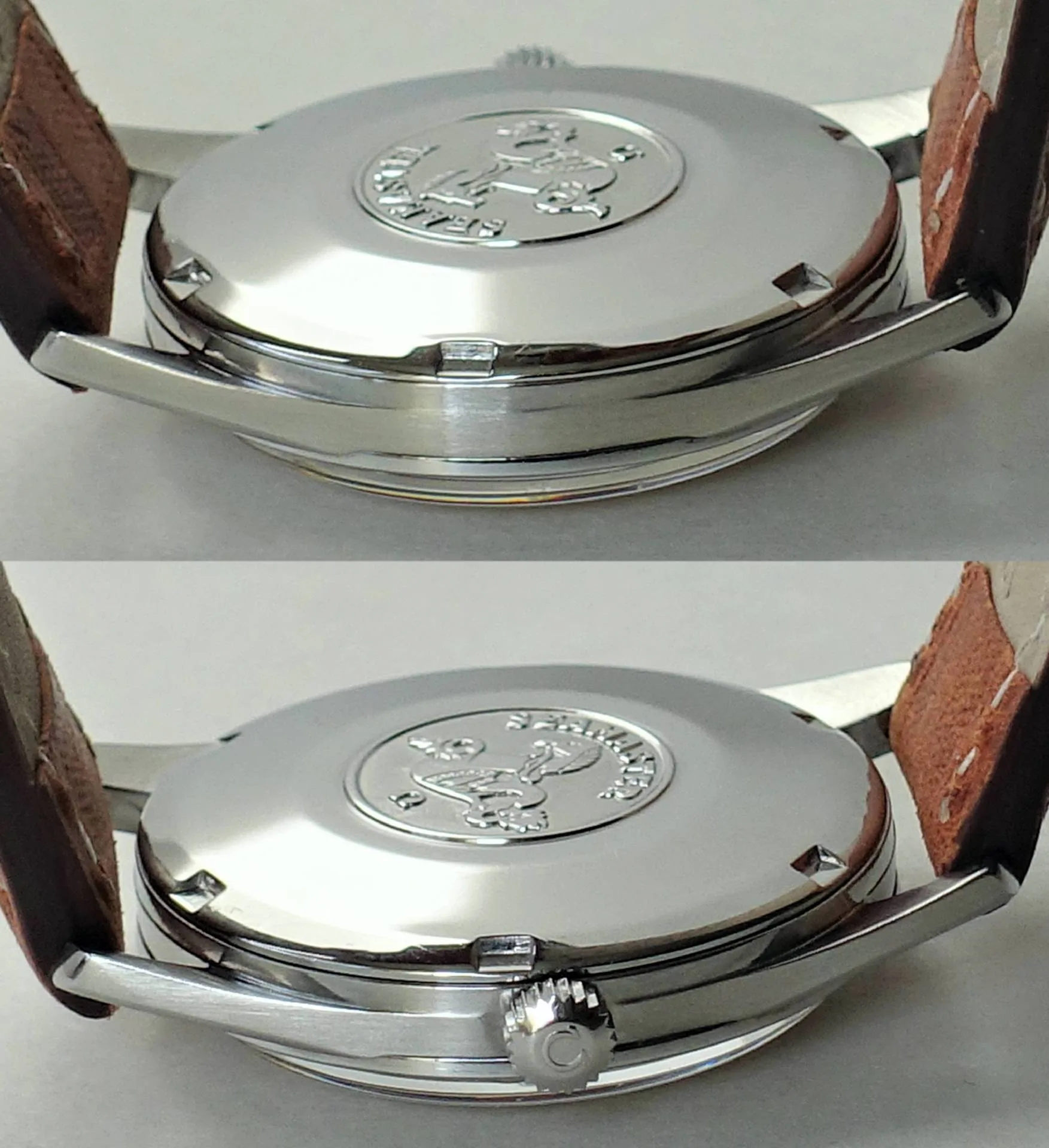 Silberfarbener Uhrboden mit Gravur und braunem Lederarmband.