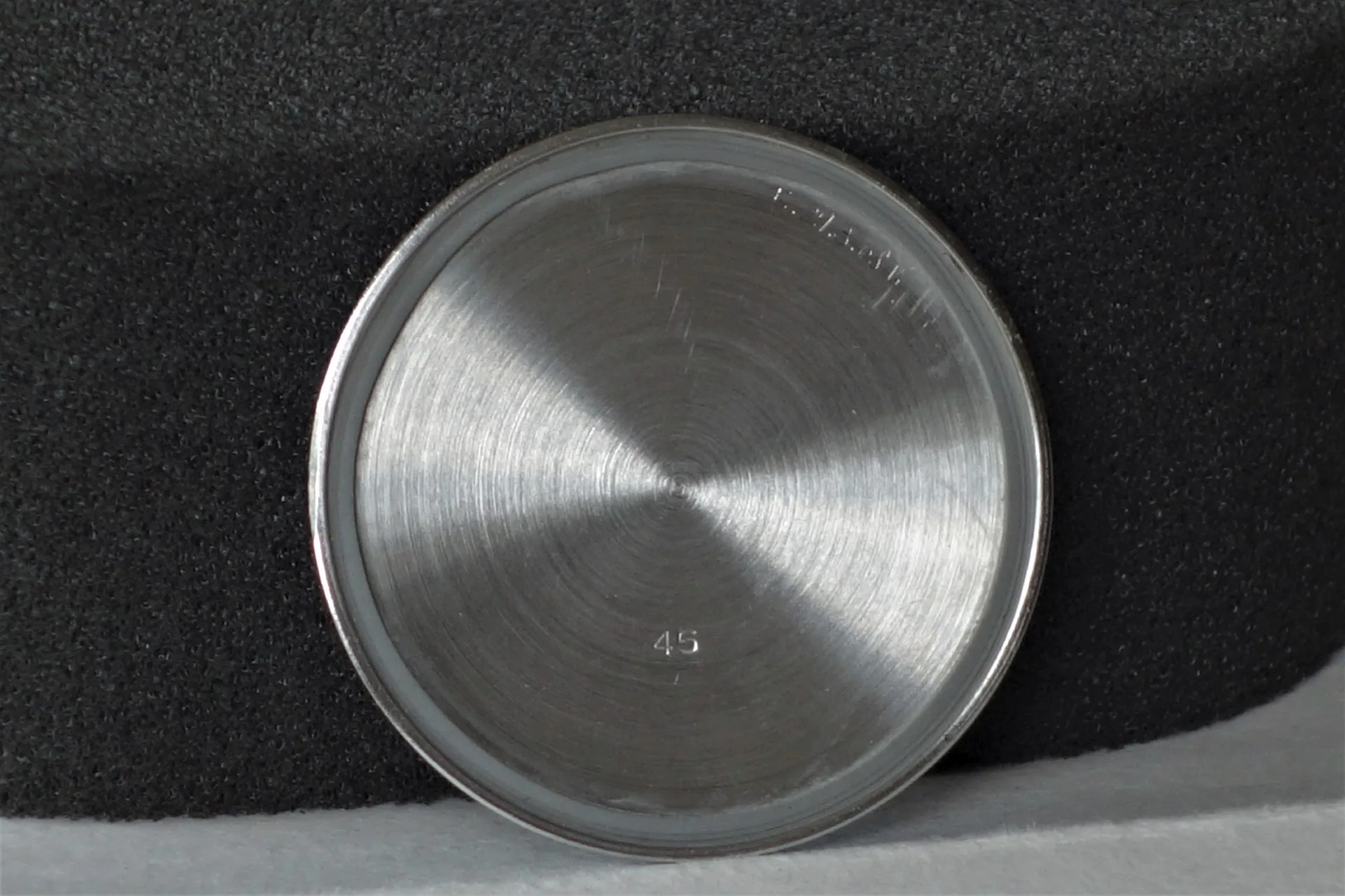 Gehäuseboden silberfarben Runder silberfarbener Gehäuseboden für Armbanduhren.