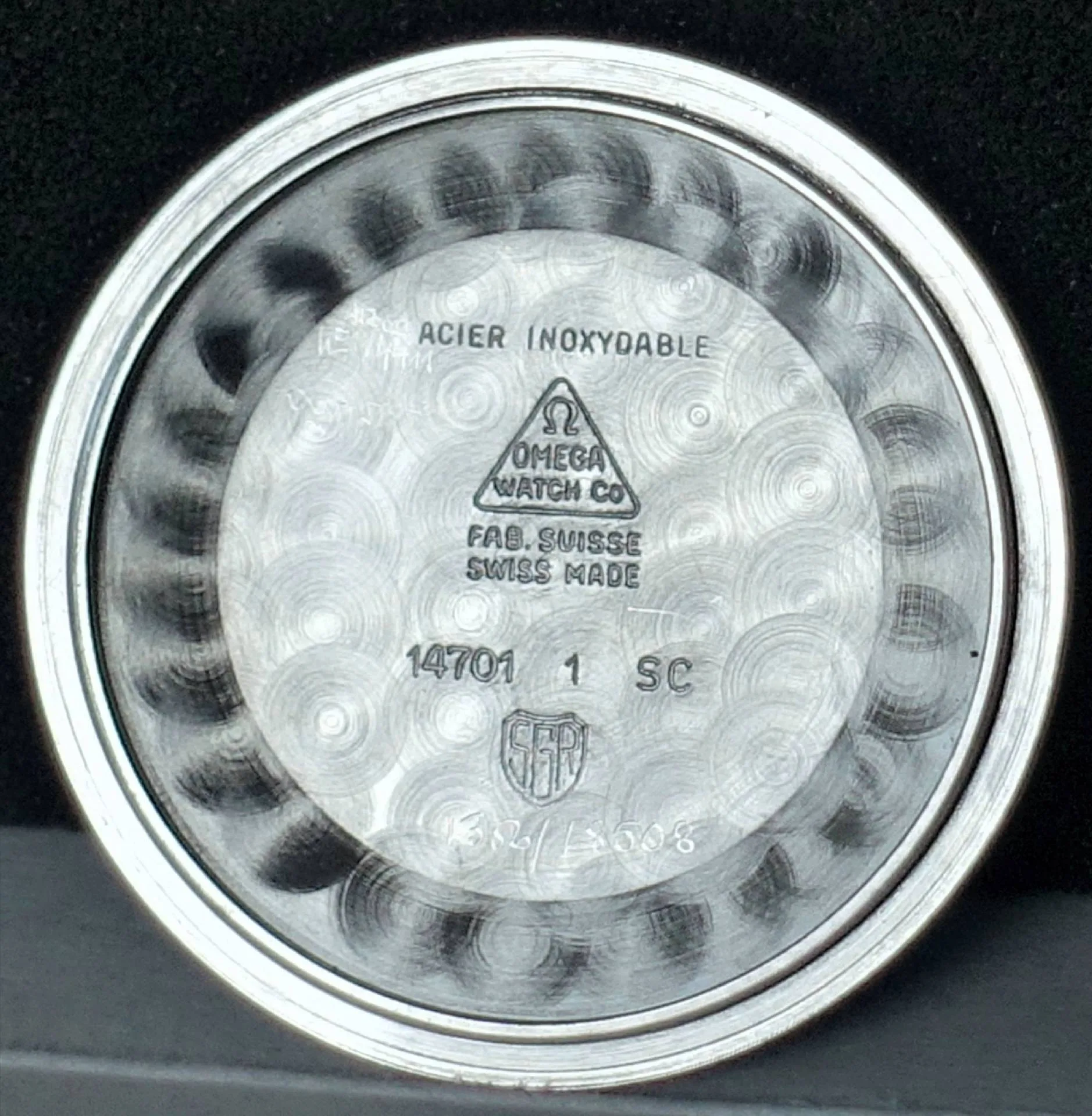 Gehäuseboden silberfarben Silberfarbener Gehäuseboden mit Gravur und Herstellerangaben für Armbanduhren.
