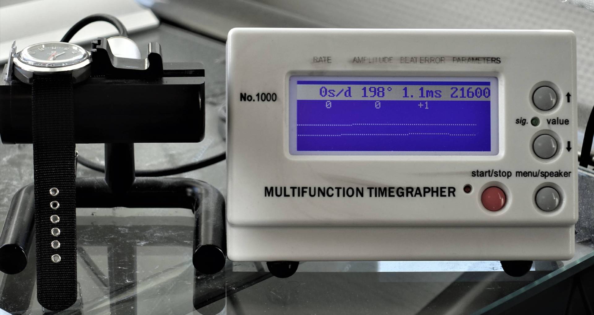 Zeitmesser mit digitalem Display und mechanischer Uhr