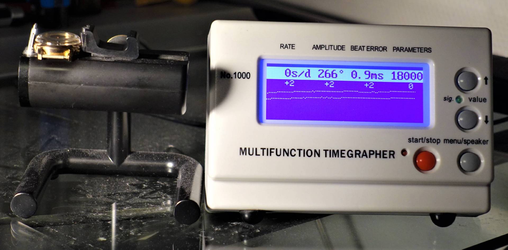Elektronisches Zeitwaagen Messgerät mit digitaler Anzeige zur Prüfung mechanischer Uhren.