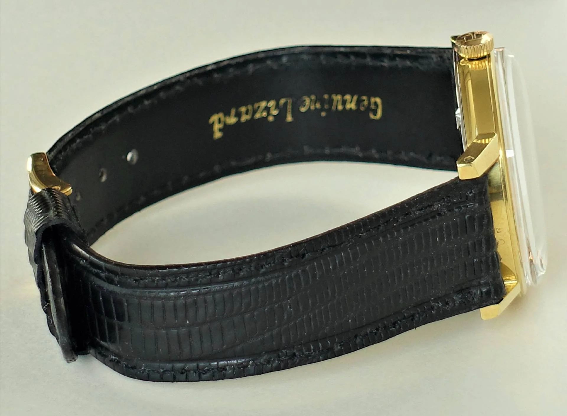 Armbanduhr schwarz goldfarben Schwarze Armbanduhr mit goldfarbenem Gehäuse und schwarzem Lederarmband.