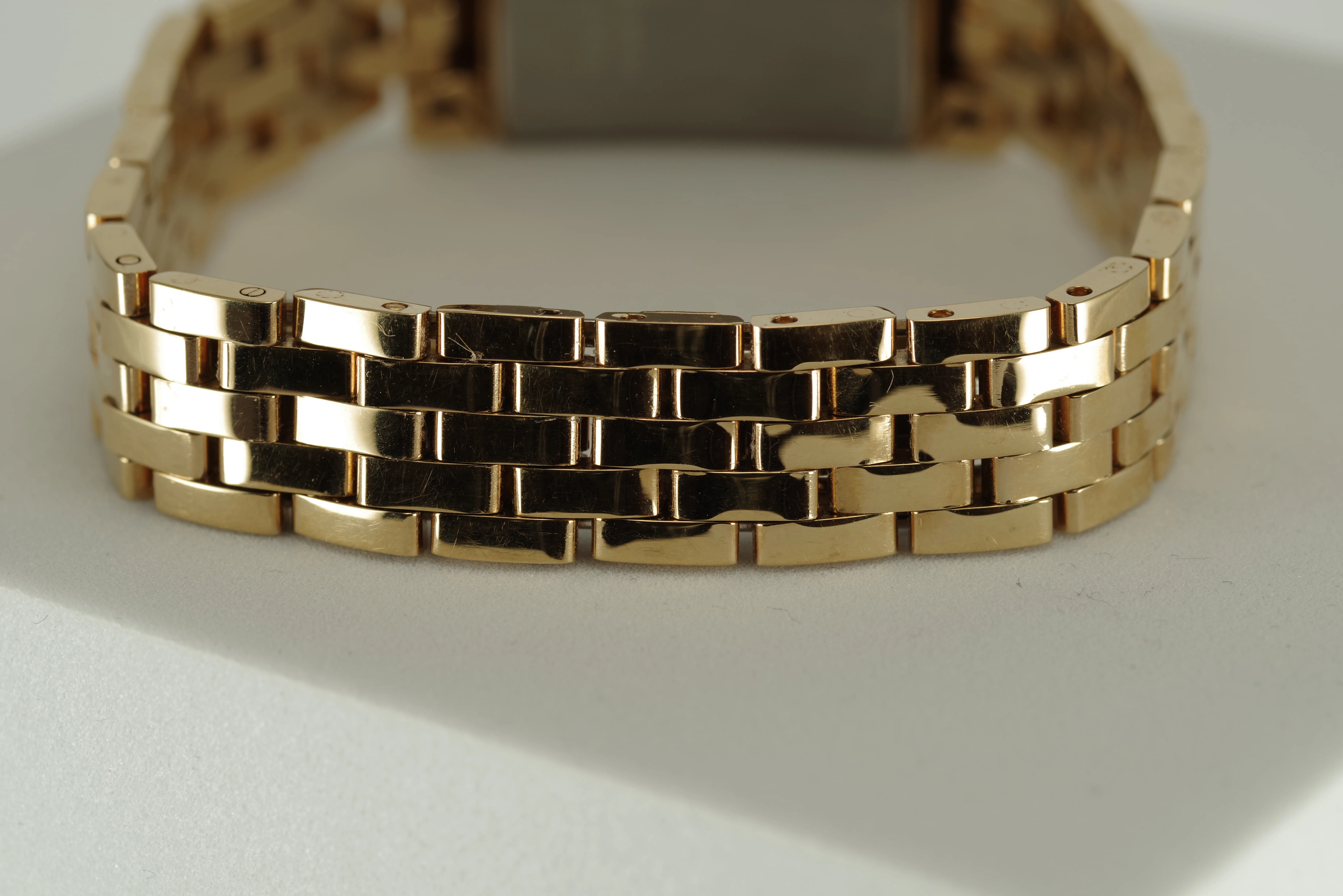 Damen Junghans Vintage Quarz Armbanduhr goldfarbenes Gehäuse mit Metallarmband Damen Junghans Vintage Quarz Armbanduhr goldfarbenes Gehäuse mit Metallarmband