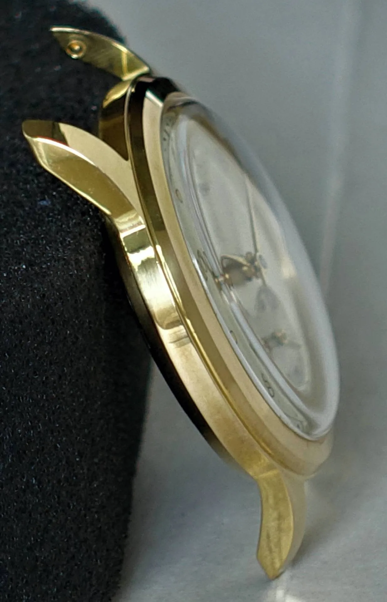 Gehäuse goldfarben Goldfarbenes Uhrgehäuse mit montiertem Glas und Zifferblatt.