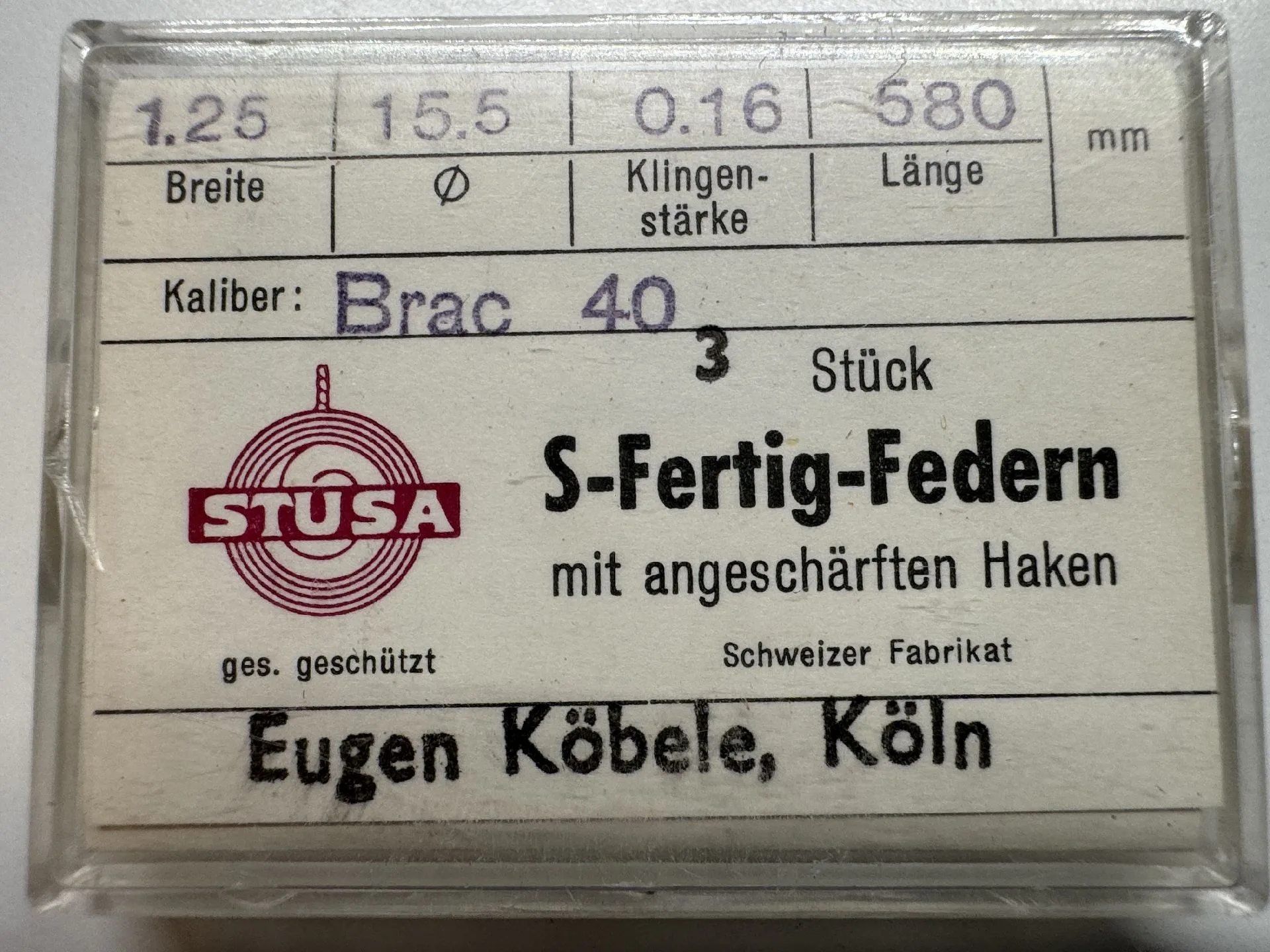 S-Fertig-Federn Brac 40 Verpackung mit drei S-Fertig-Federn für Uhrwerke des Kalibers Brac 40.