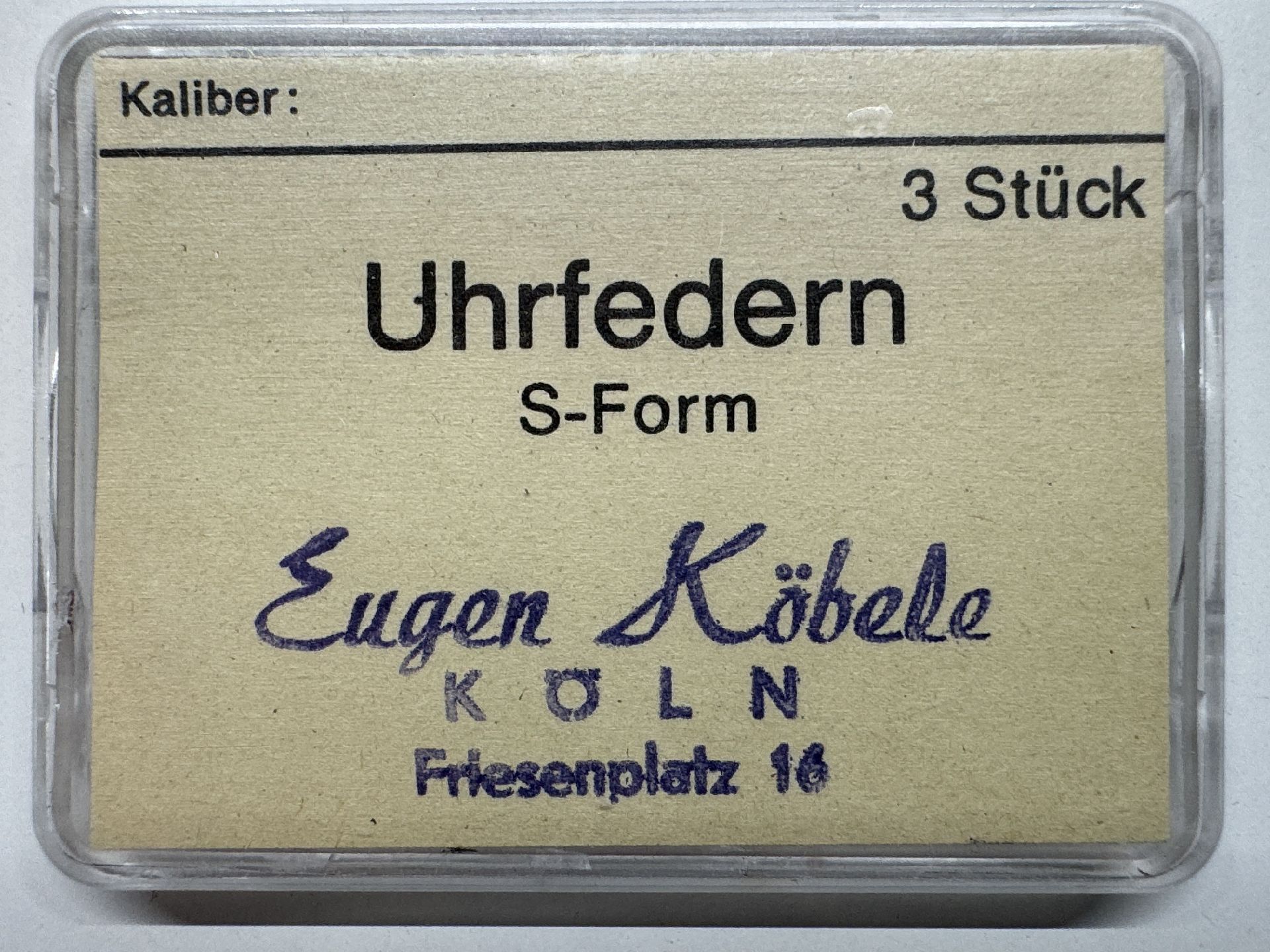 Verpackung mit drei S-förmigen Uhrfedern für Uhren.
