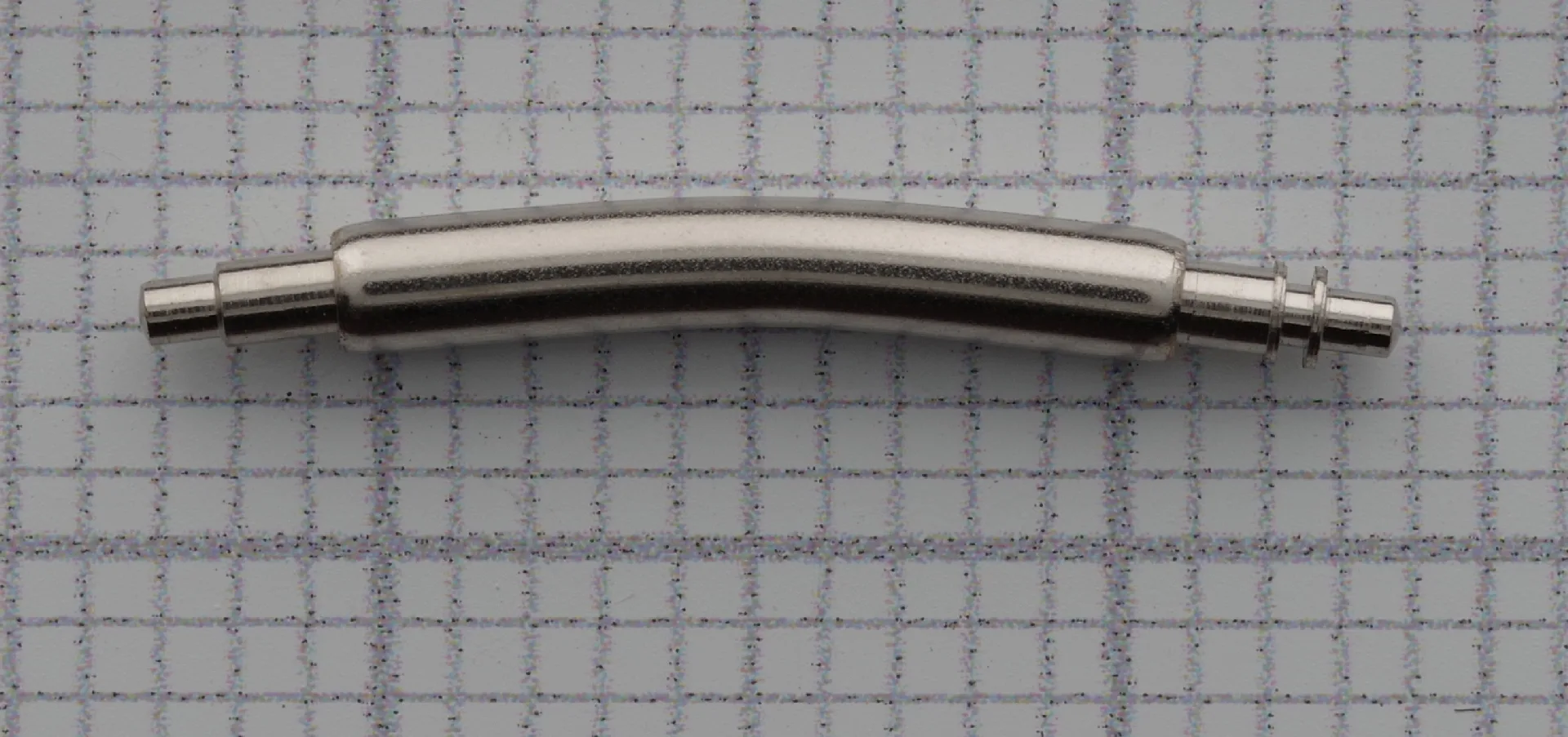 Gebogener Federsteg aus silberfarbenem Edelstahl für Uhrenarmbänder.