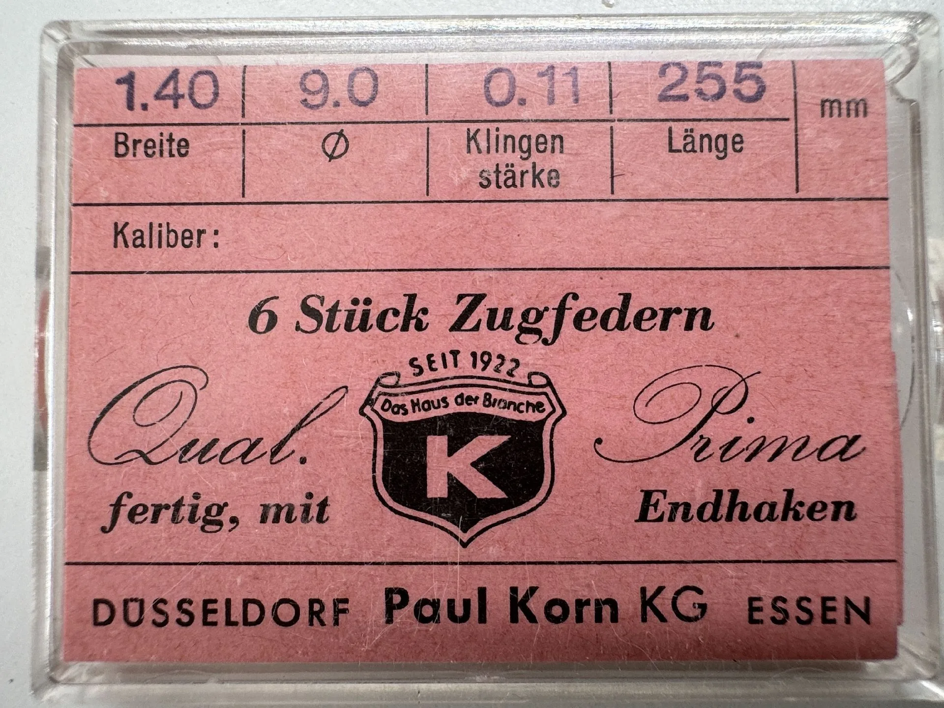 Zugfeder Set Uhrwerk Sechs Zugfedern für Uhrwerke in einer Verpackung mit rosa Etikett.
