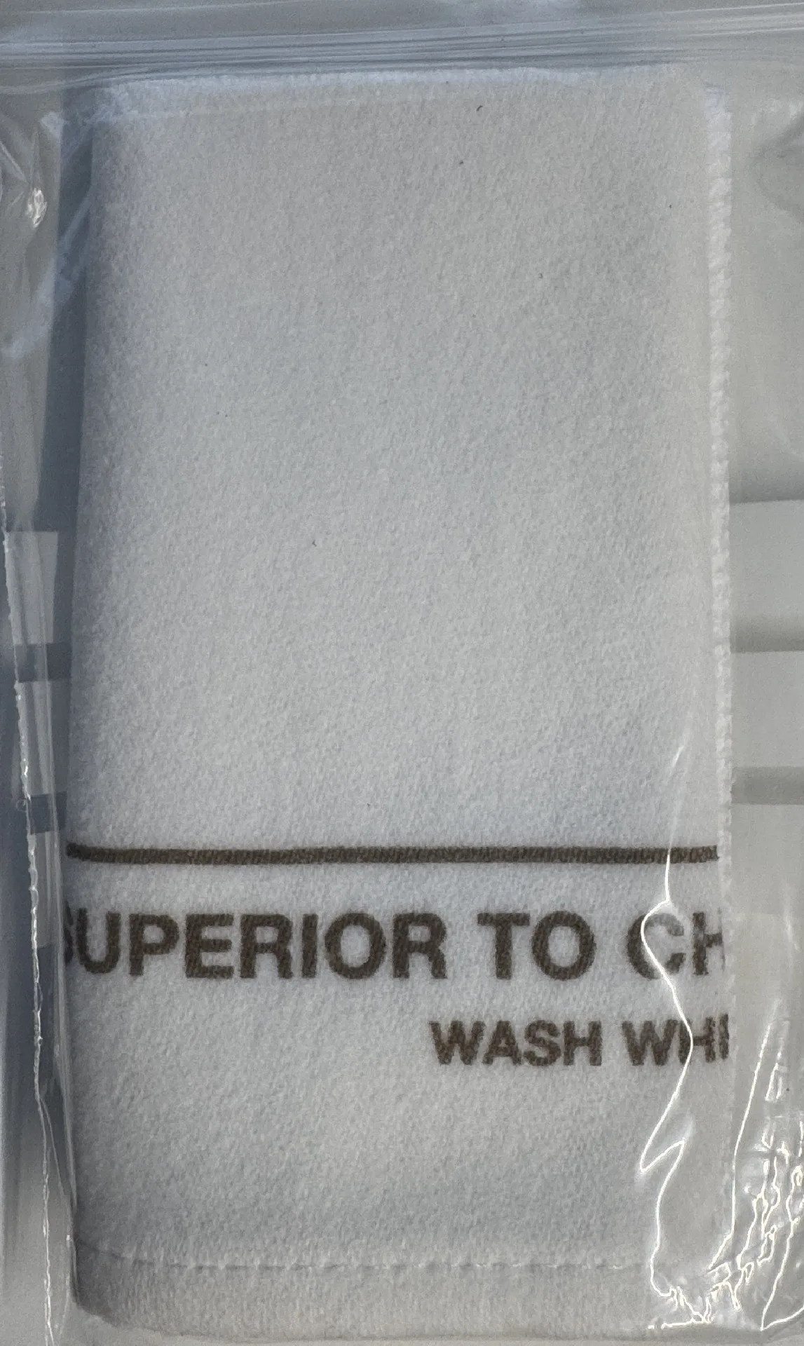 Mikrofasertuch Uhrmacher Weißes Mikrofasertuch für die Reinigung von Uhren und Uhrenteilen, in Plastikverpackung.