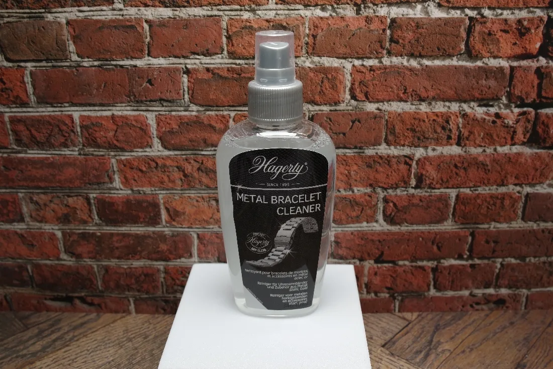 Transparente Sprühflasche mit Reiniger für Metallarmbänder von Uhren.