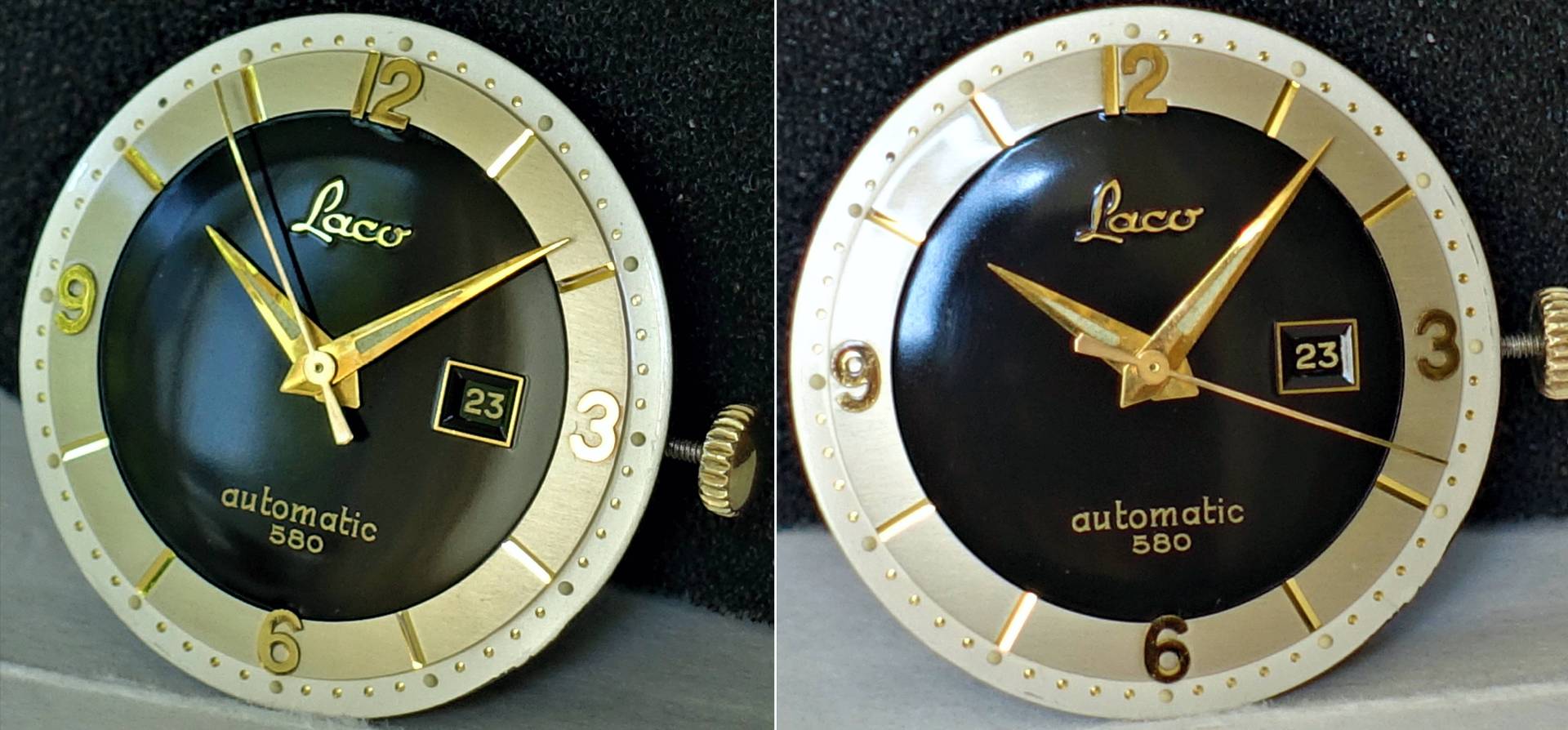 Rundes Zifferblatt in Schwarz mit goldfarbenen Zahlen, Zeigern und Datumsanzeige bei drei Uhr.