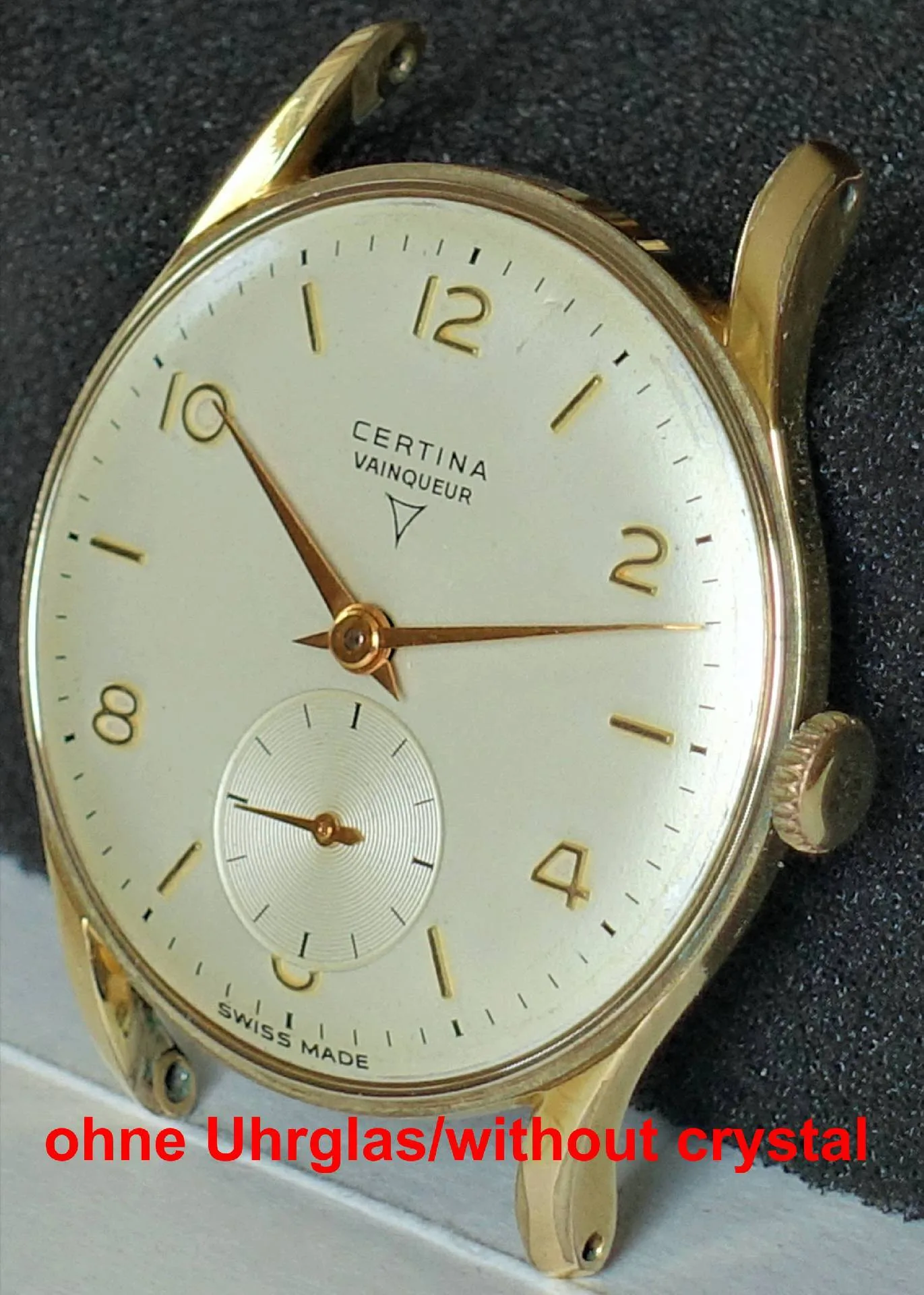Certina Armbanduhr goldfarben Goldfarbene Certina Armbanduhr ohne Uhrglas mit hellem Zifferblatt und kleiner Sekunde.