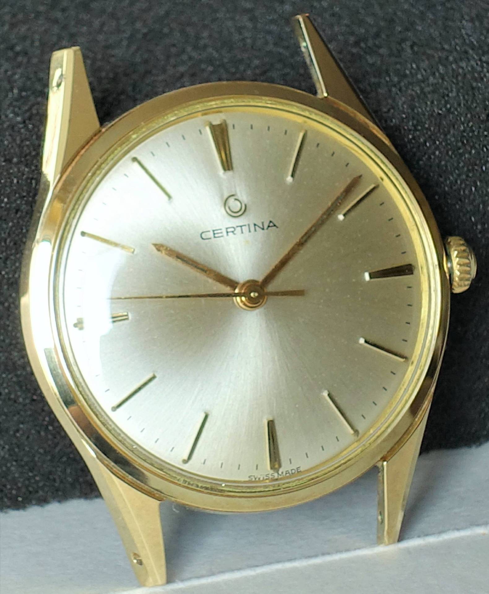 Goldfarbene Certina Armbanduhr mit silbernem Zifferblatt und schlichten Indizes.