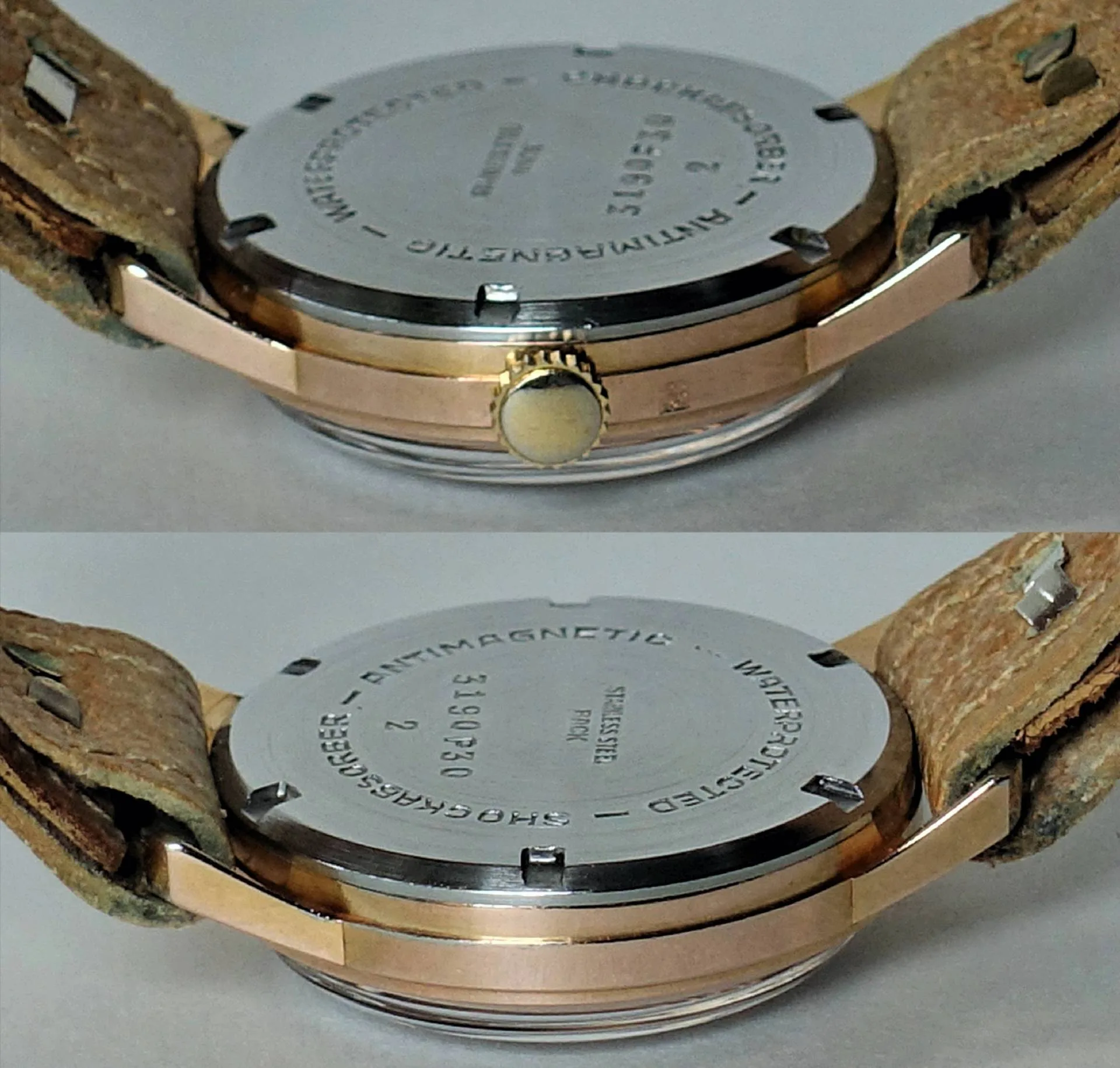 Silberfarbener runder Uhrenboden mit Gravur und braunem Lederarmband.