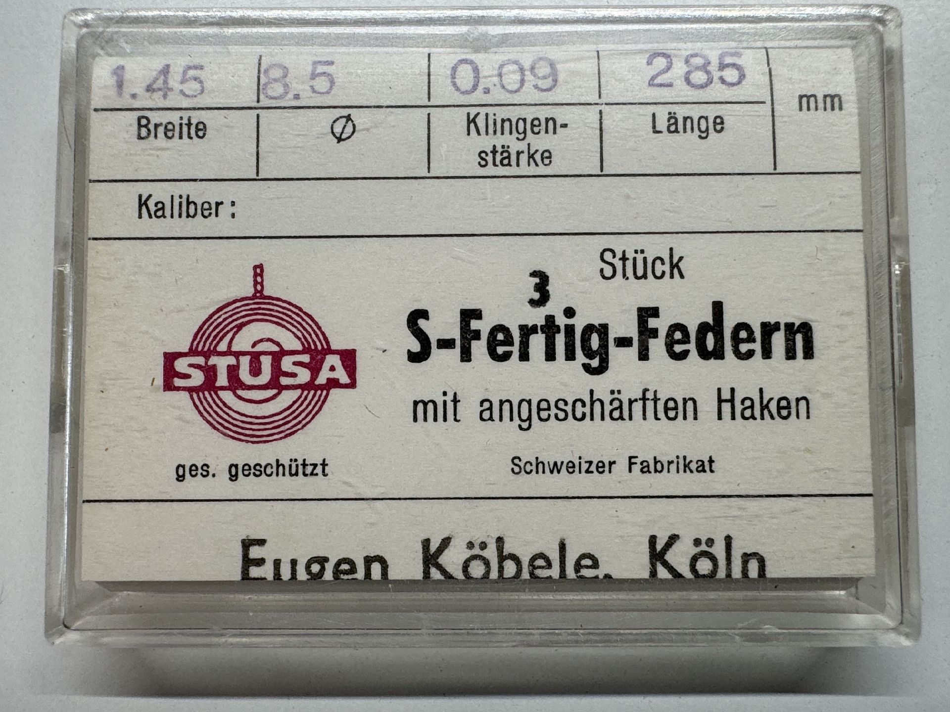 Verpackung mit drei S-Fertig-Federn für Uhren mit angeschärften Haken.