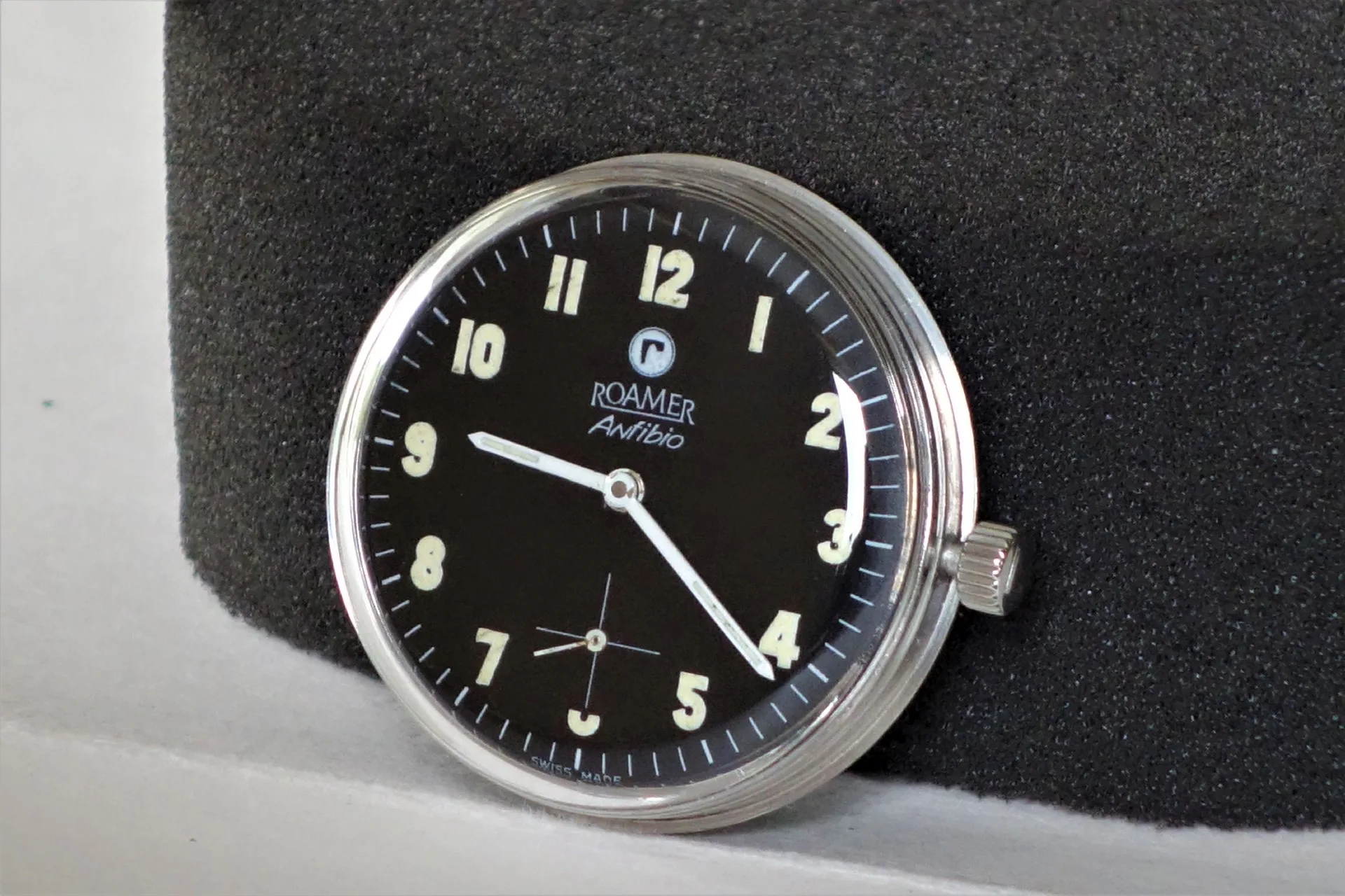 Roamer Anfibio Uhrwerk Schwarzes Roamer Anfibio Uhrwerk mit silberfarbenem Gehäuserand und Leuchtziffern.