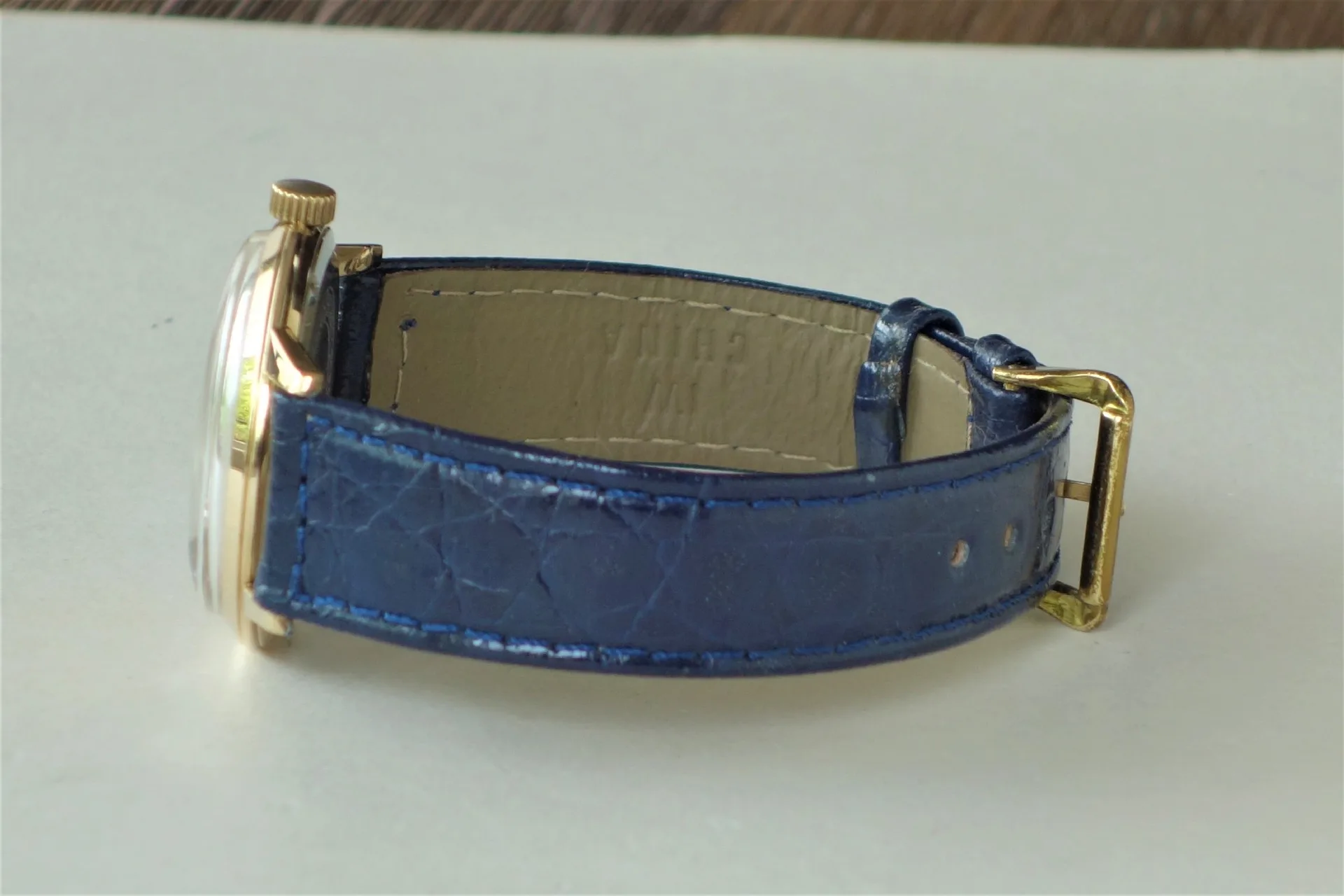 Uhr mit blauem Armband Armbanduhr mit blauem Armband und goldfarbenem Gehäuse.