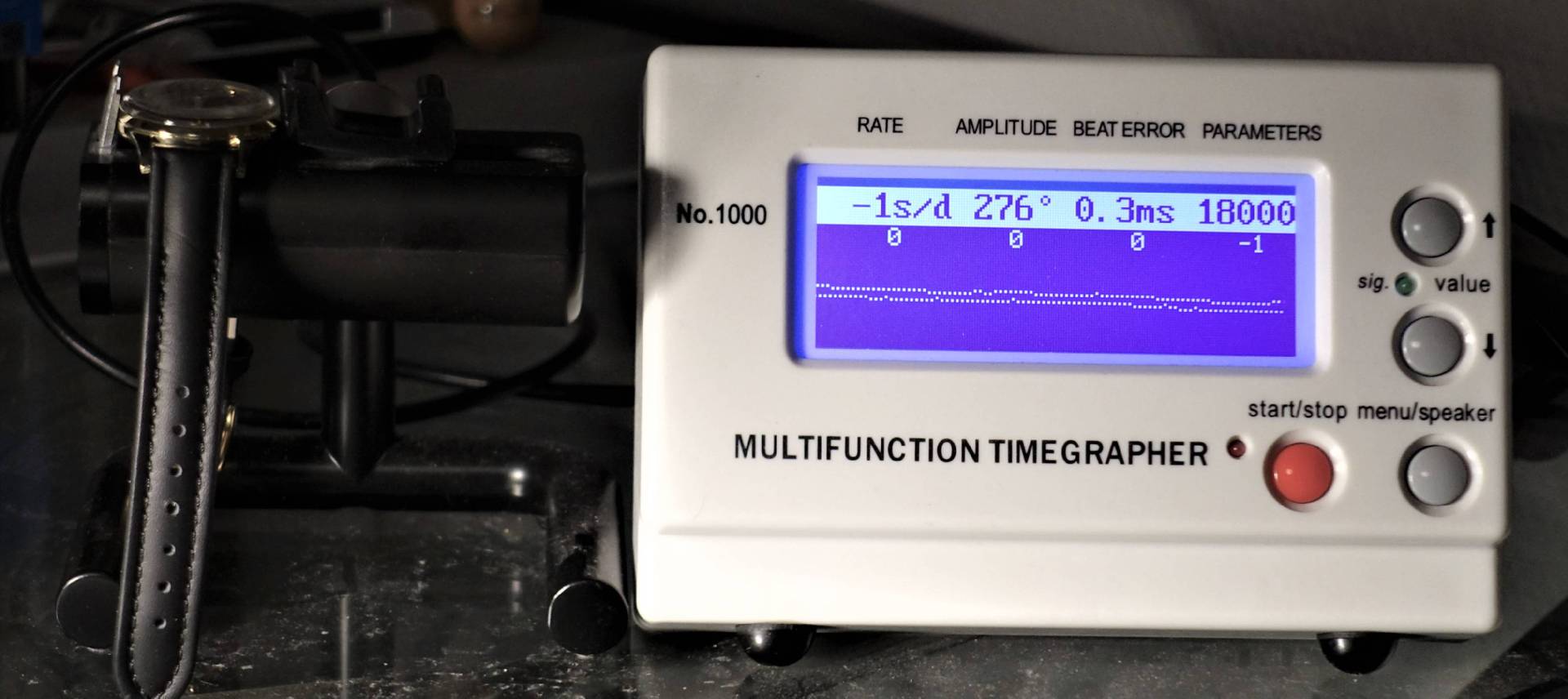 Elektronisches Zeitwaagen Messgerät mit digitaler Anzeige zur Überprüfung mechanischer Uhren.