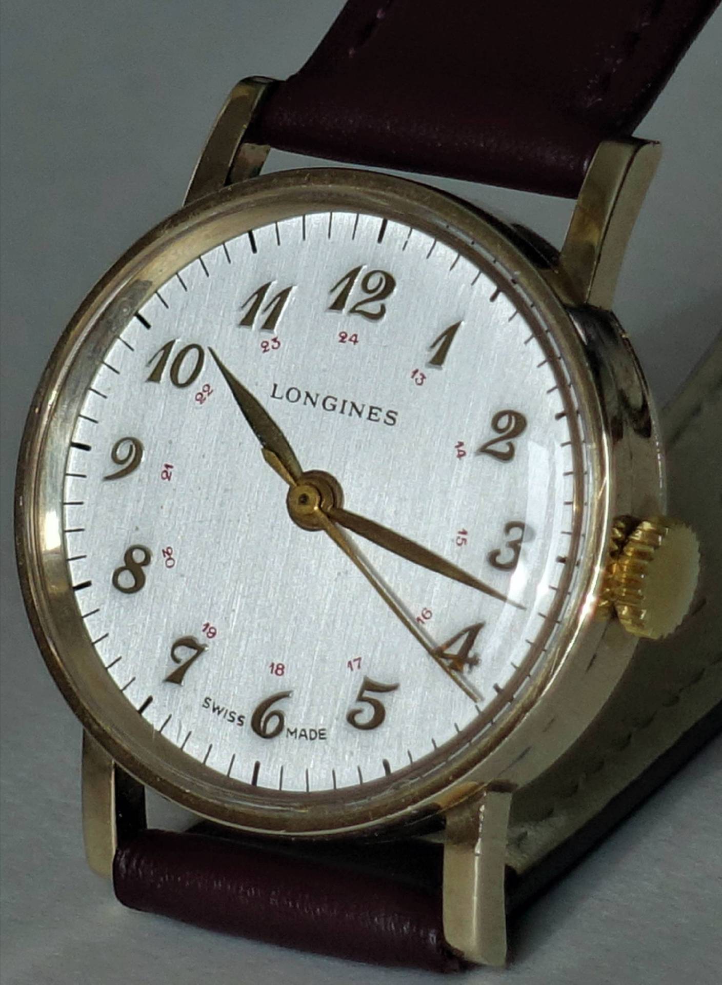 Longines Uhr mit goldfarbenem Gehäuse und klassischem Design