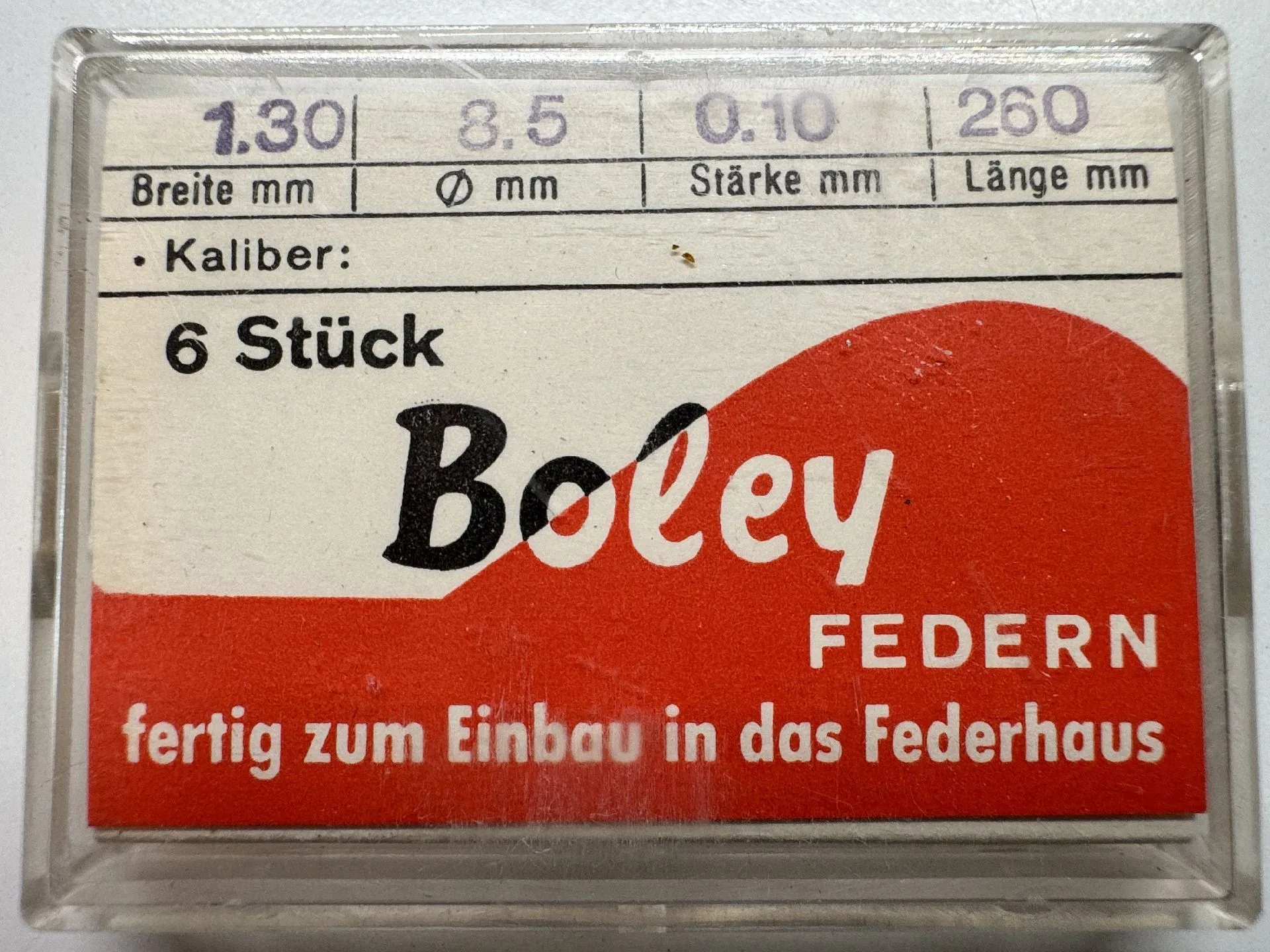 Boley Federn Set Verpackung mit sechs Uhrfedern für das Federhaus, geeignet für den Einbau in Uhren.
