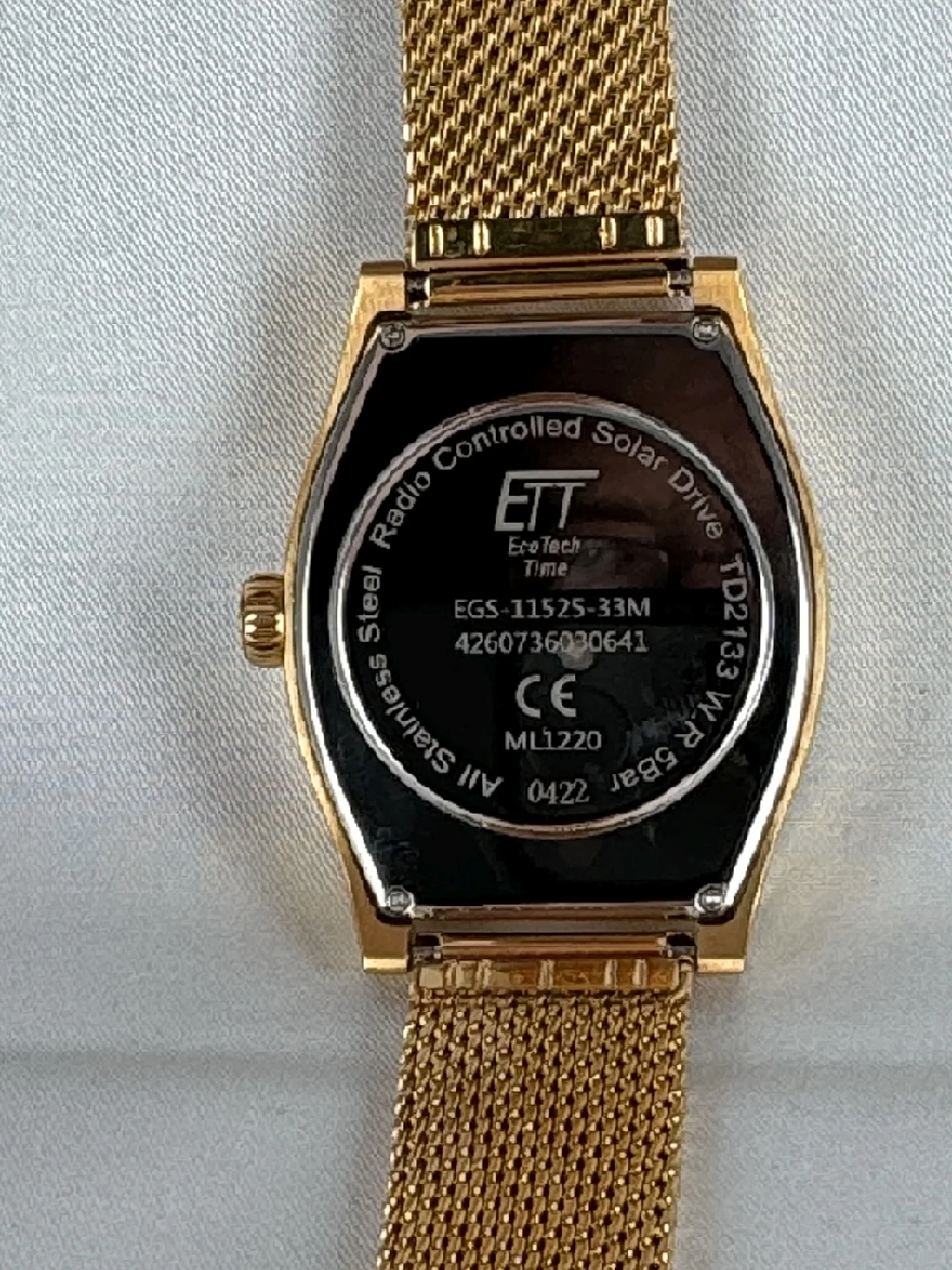 Funk-Solaruhr Edelstahl gold Rückseite einer goldfarbenen Funk-Solaruhr mit Edelstahlgehäuse und Milanaise-Armband.
