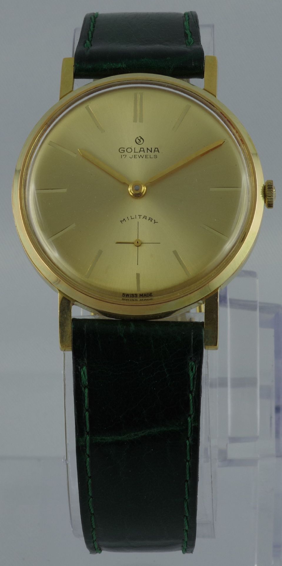 Goldfarbene Armbanduhr mit grünem Lederarmband und schlichtem Zifferblatt.