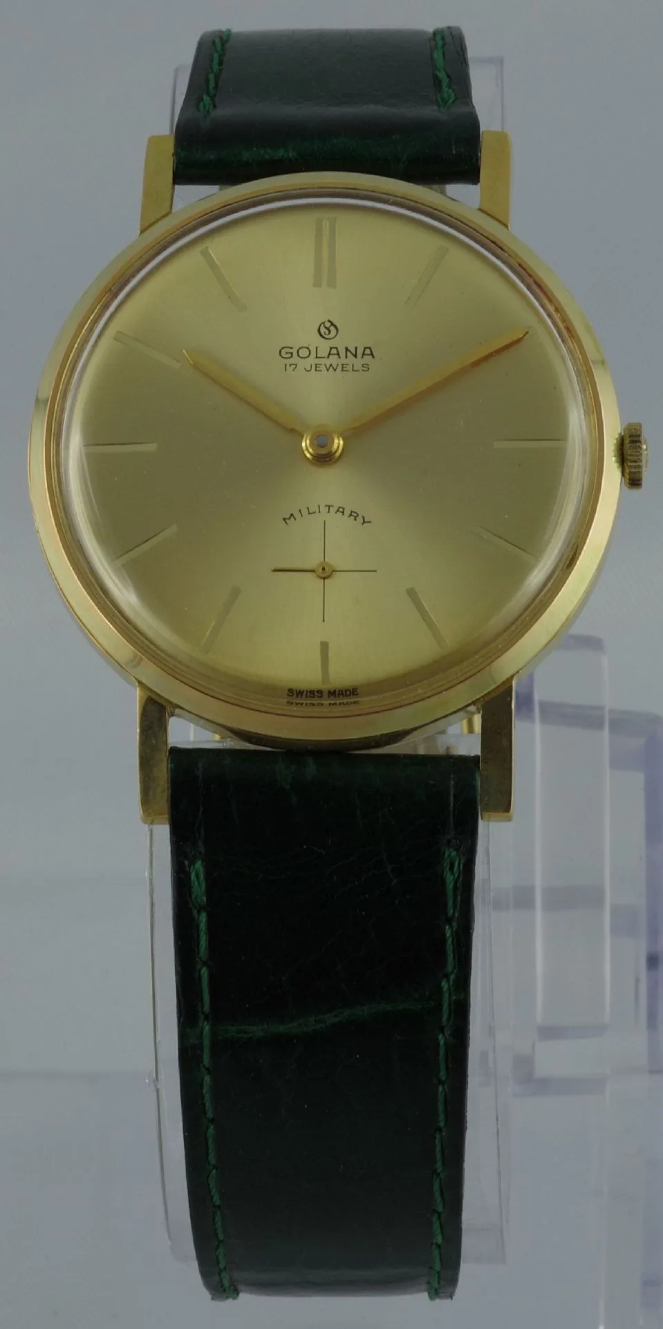 Goldfarbene Armbanduhr mit grünem Lederarmband und schlichtem Zifferblatt.