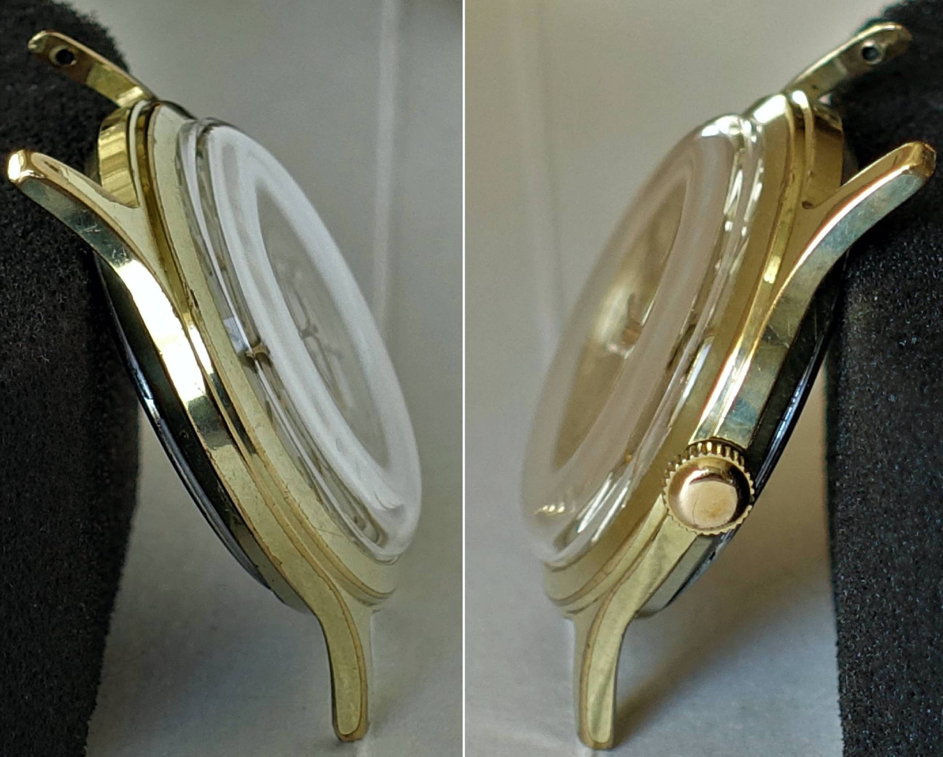 Goldfarbenes Uhrgehäuse mit transparenter Abdeckung und seitlicher Krone.