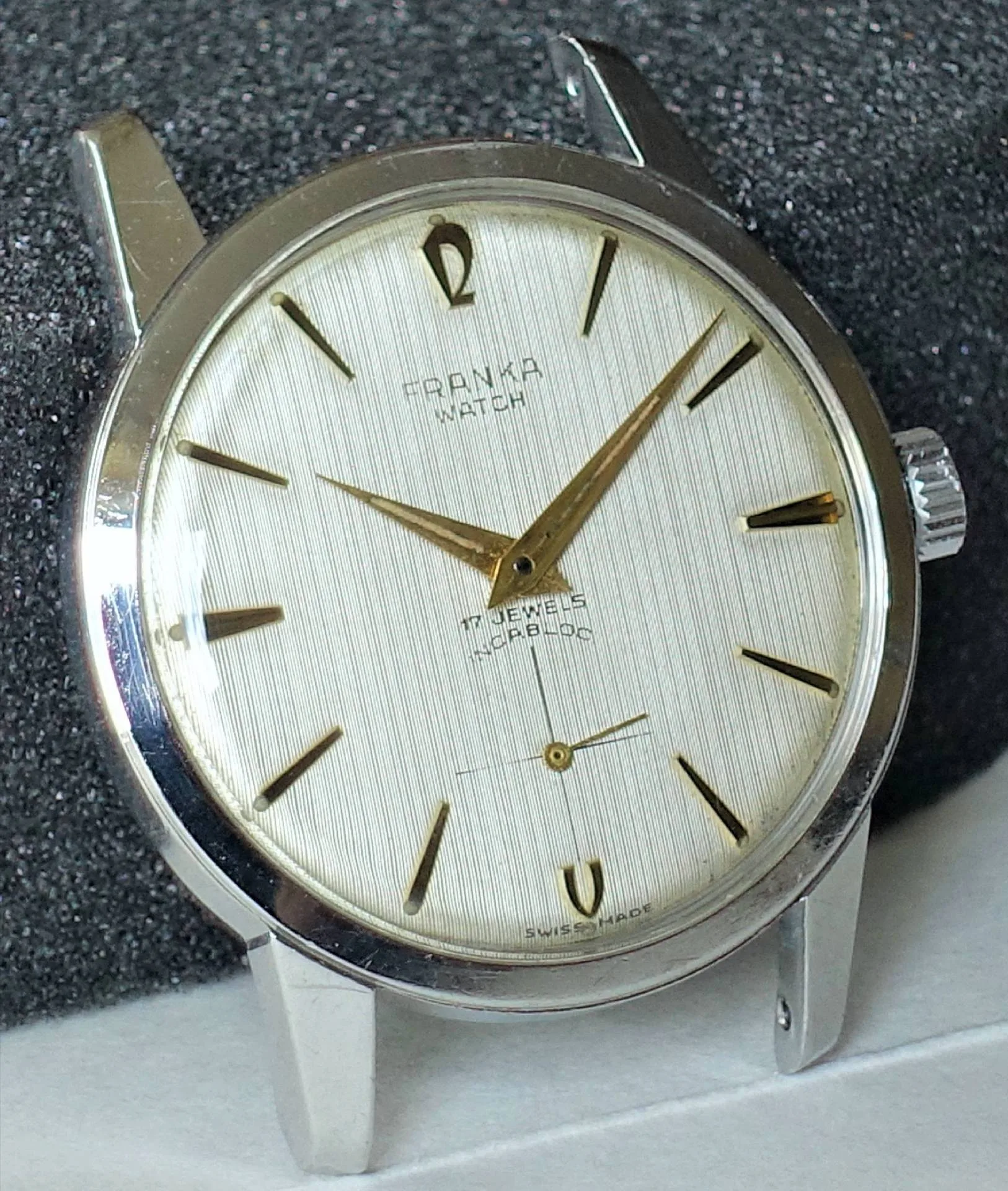 Franka Armbanduhr silberfarben Silberfarbene Armbanduhr mit hellem Zifferblatt und goldfarbenen Zeigern und Indizes.