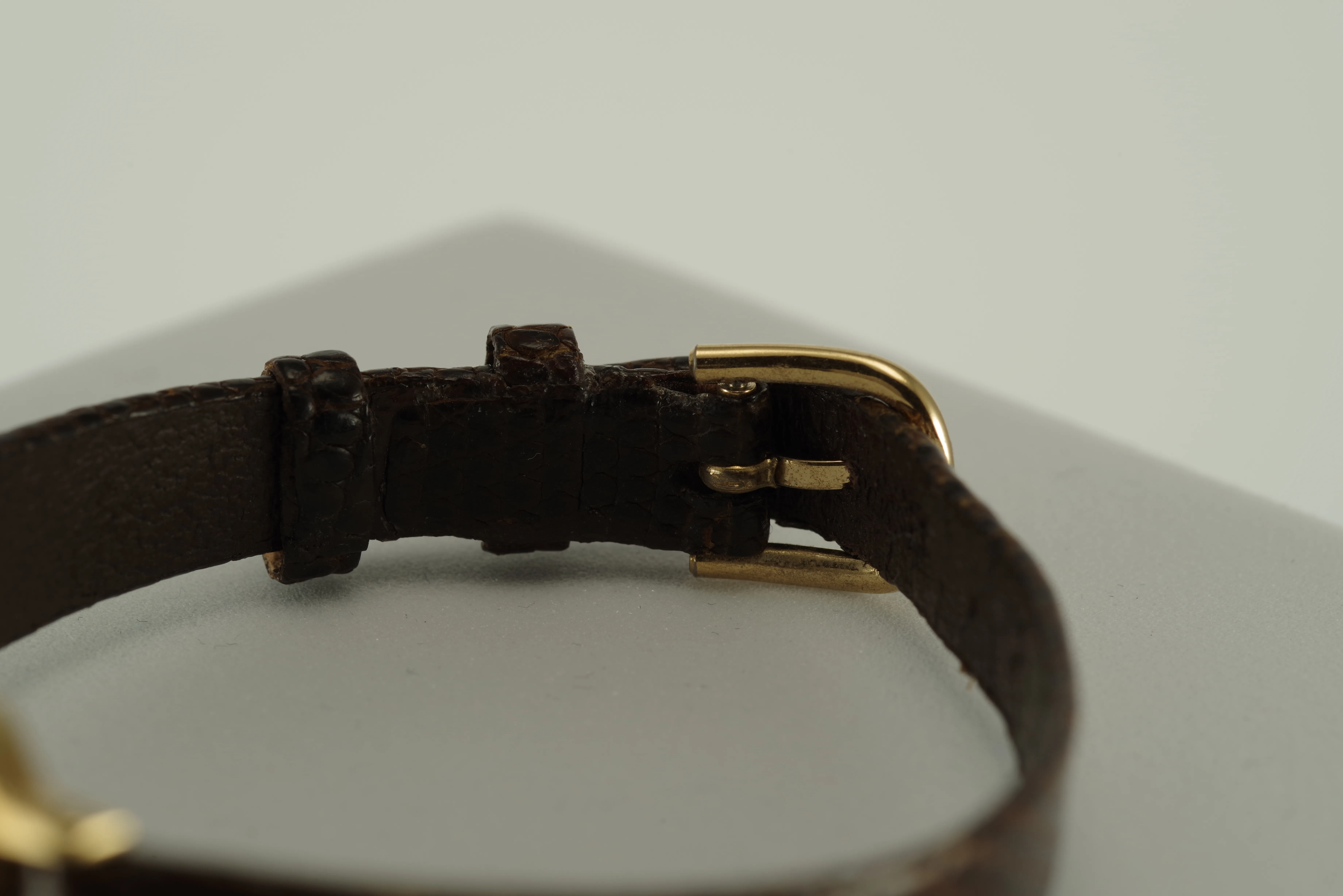 Damen Junghans Vintage Quarz Armbanduhr Delaville goldfarbenes Gehäuse braunes Armband