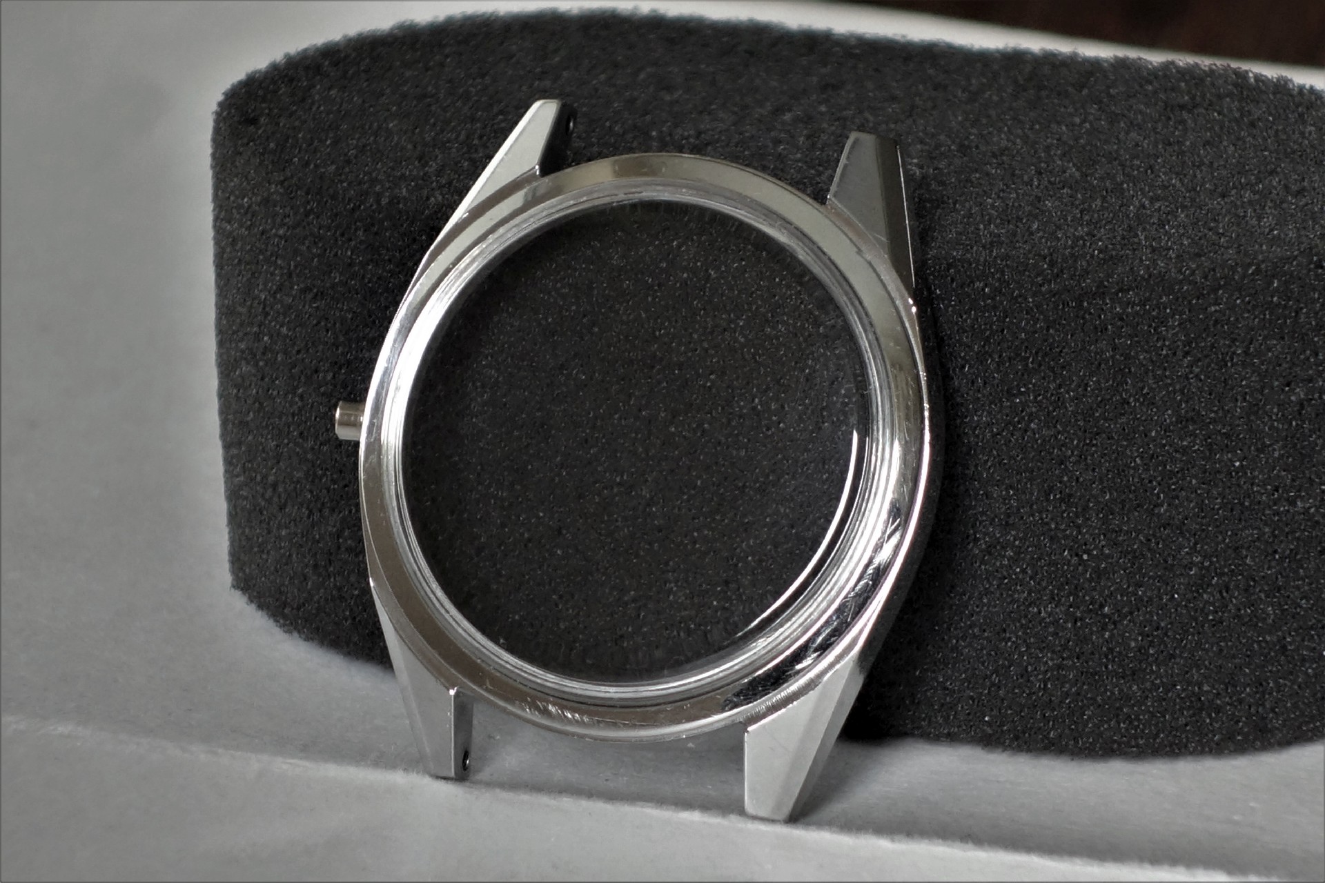 Silberfarbenes Gehäuse für Armbanduhren ohne Uhrwerk und Armband.