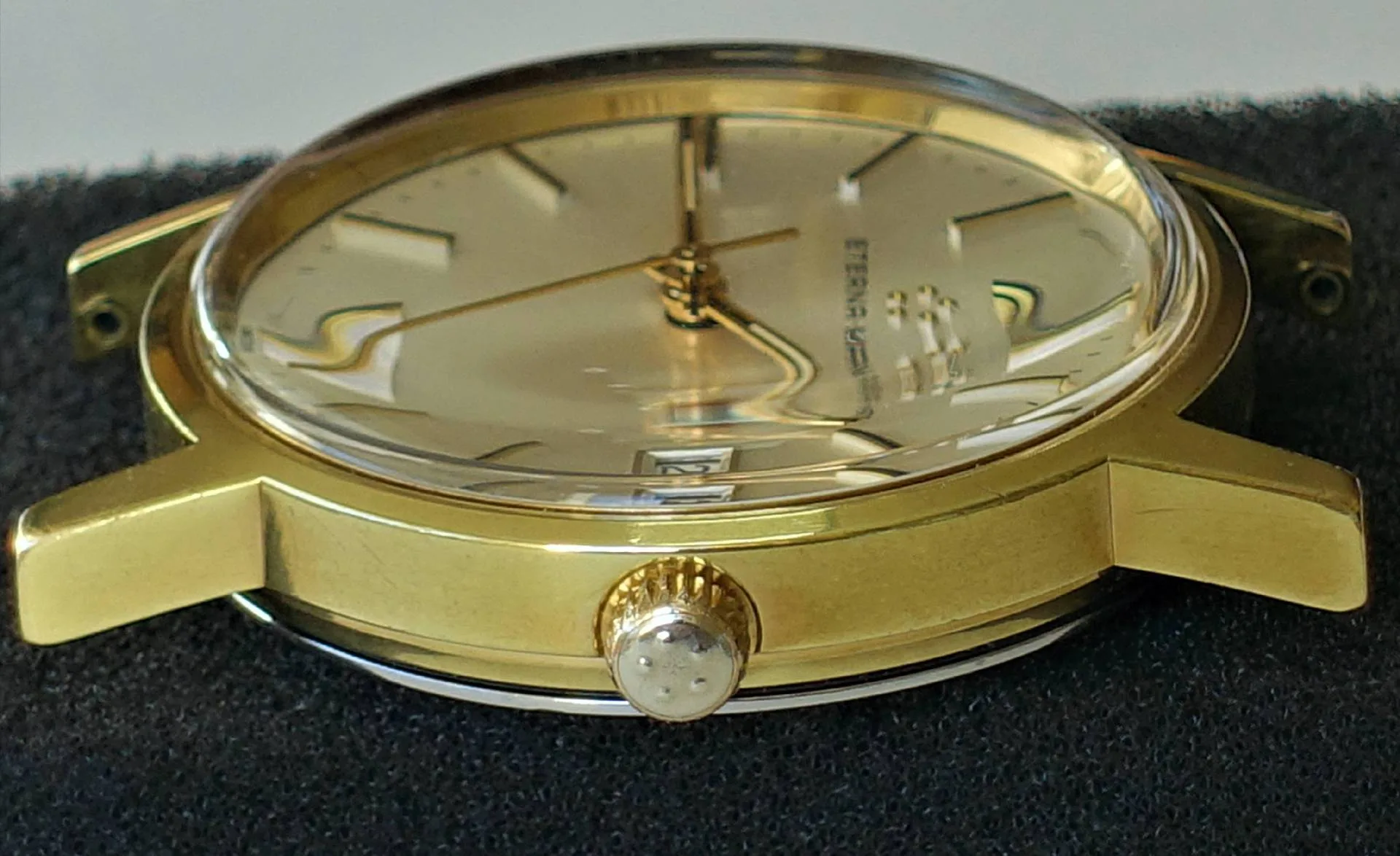 Armbanduhr goldfarben Goldfarbene Armbanduhr mit rundem Gehäuse und hellem Zifferblatt.