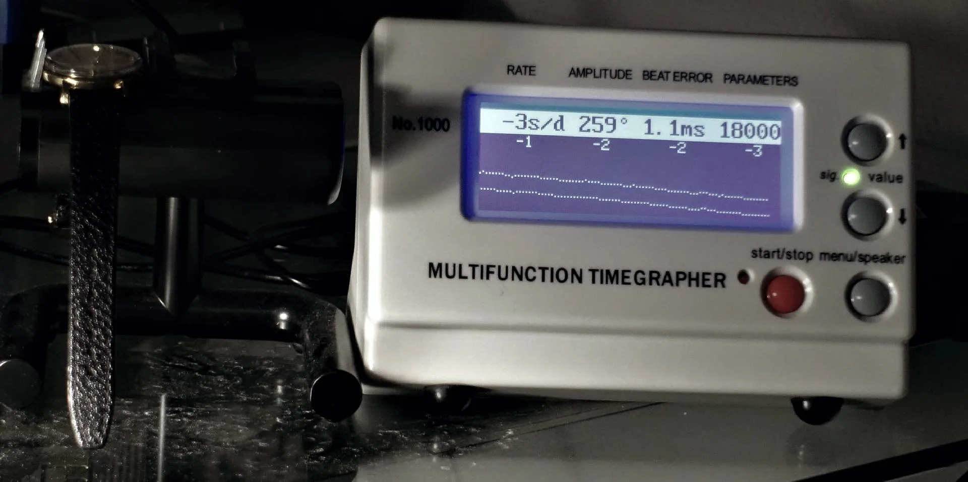 Elektronisches Zeitwaagen Messgerät mit digitaler Anzeige zur Überprüfung mechanischer Uhren.