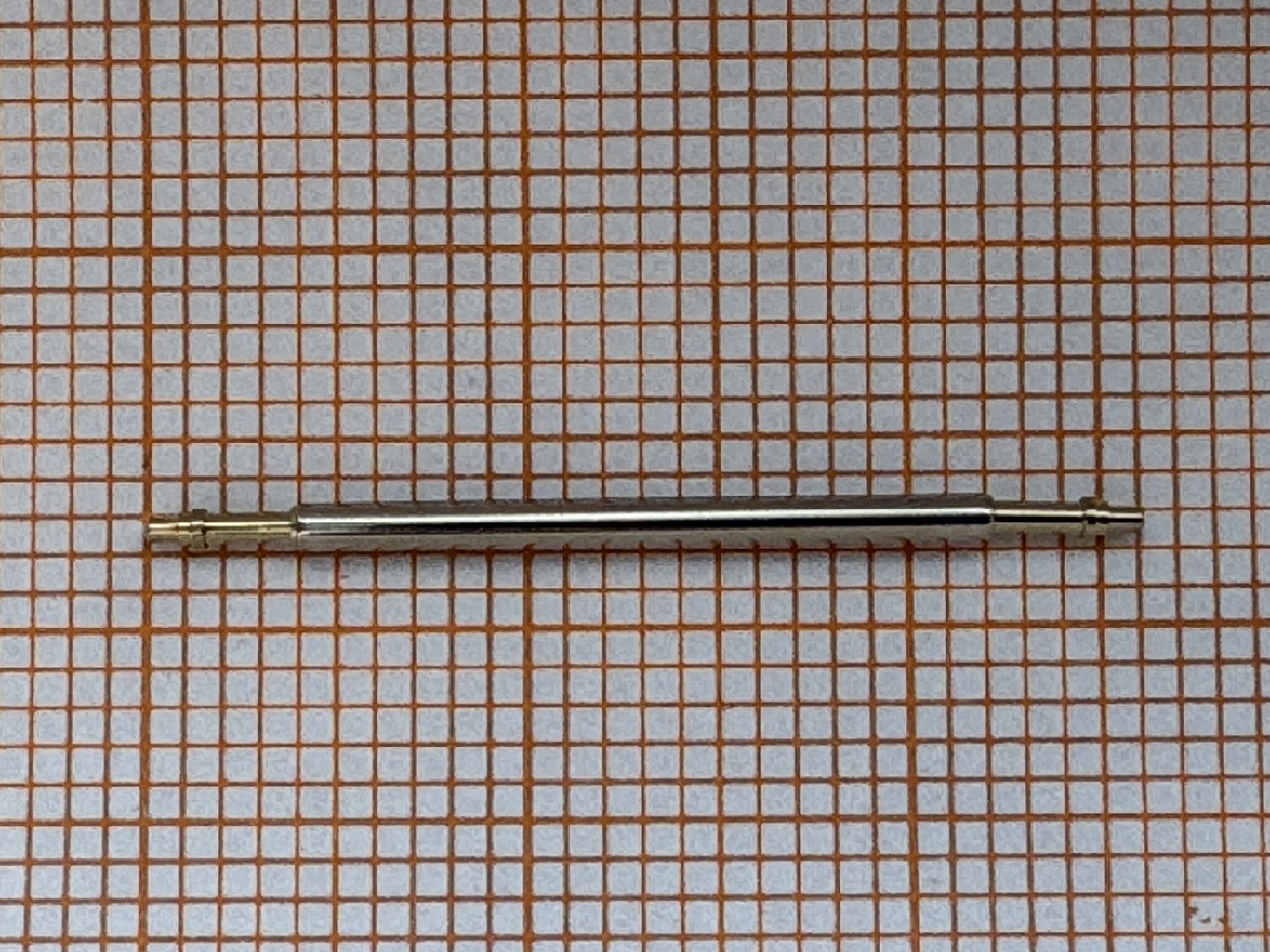 Metallischer Federsteg für Uhrenarmbänder.