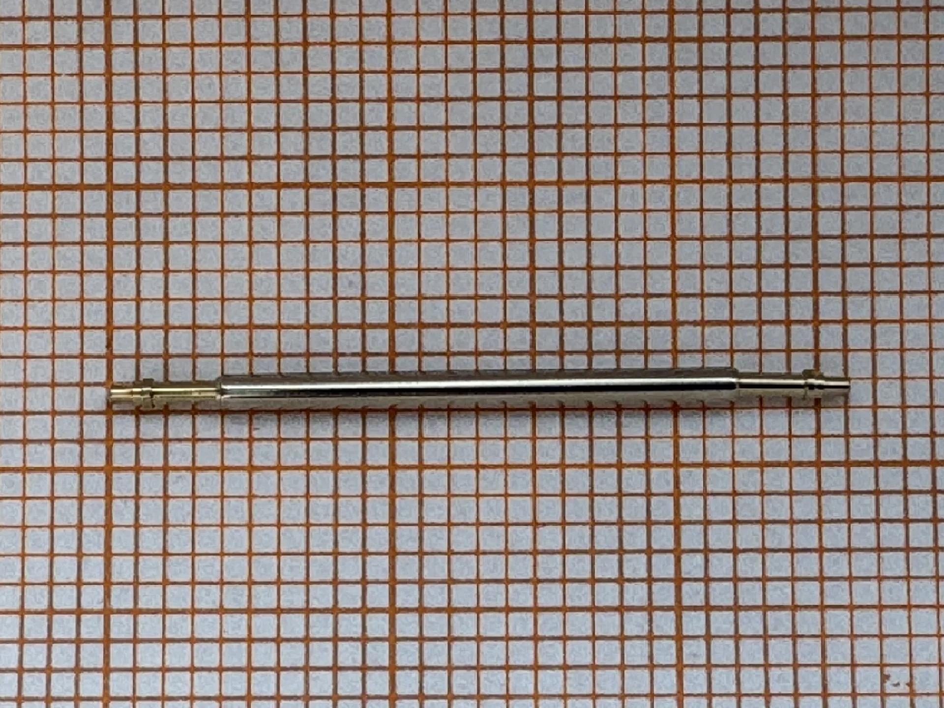Metallischer Federsteg für Uhrenarmbänder.