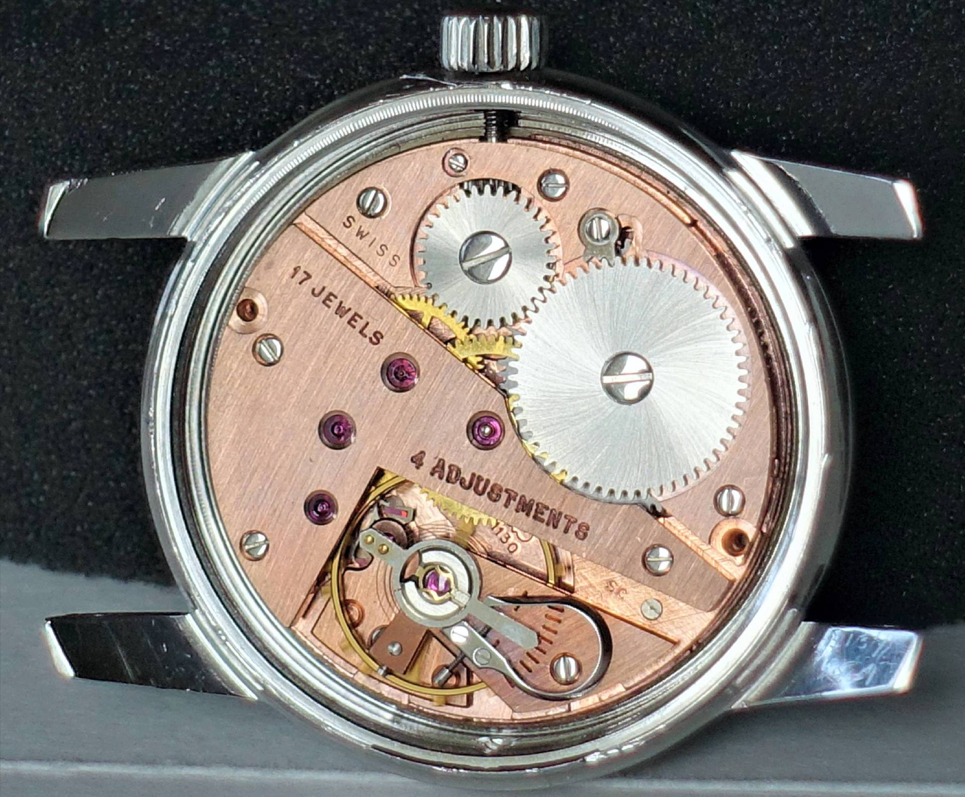 Nahaufnahme eines Uhrwerks mit fünf Zahnrädern, 17 Jewels und vier Anpassungen