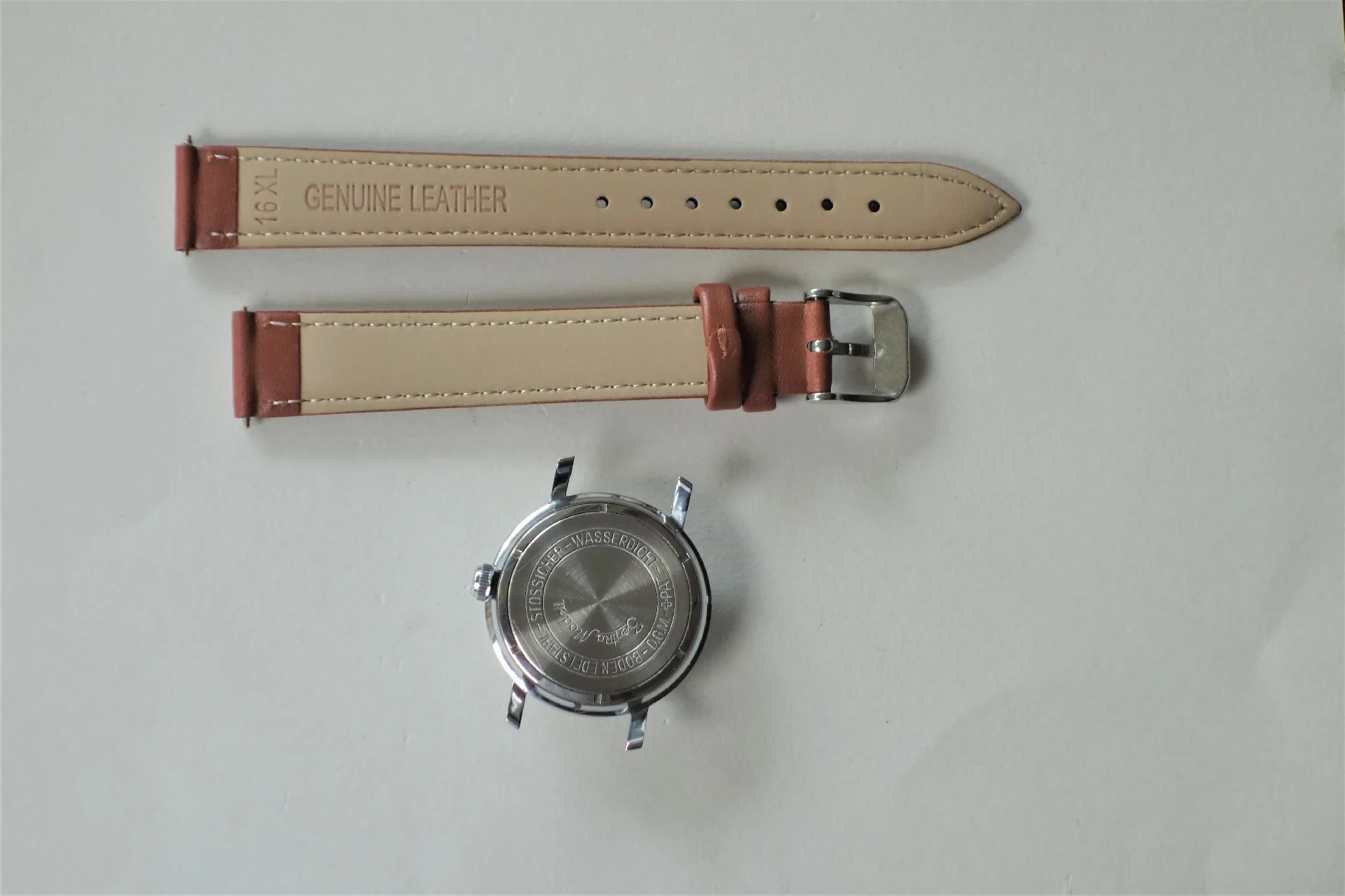 Lederarmband braun Zweiteiliges braunes Lederarmband mit silberfarbener Schließe für Uhren.