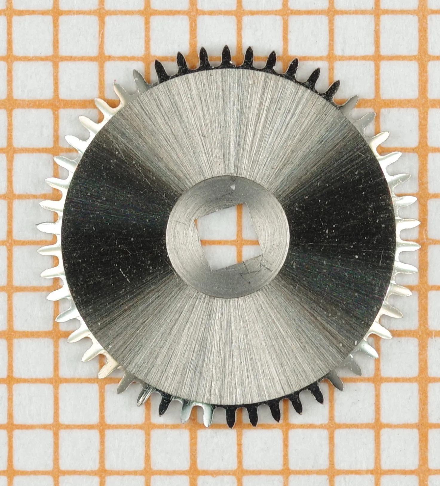 Uhrwerk Zahnrad Metall Rundes silberfarbenes Zahnrad aus Metall für Uhrwerke.