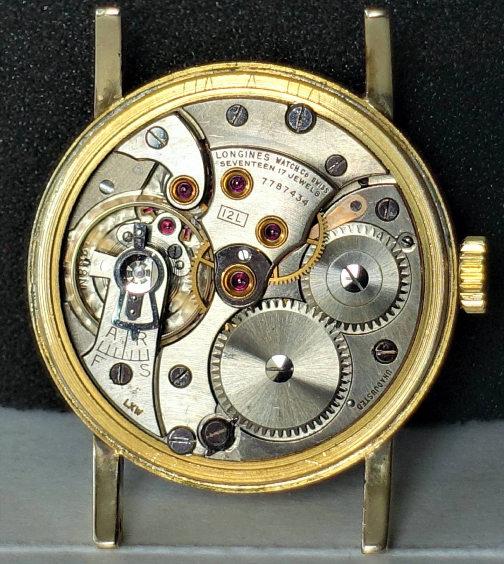 Detailaufnahme des Mechanismus eines Longines Uhrenwerks mit 17 Rubinen.