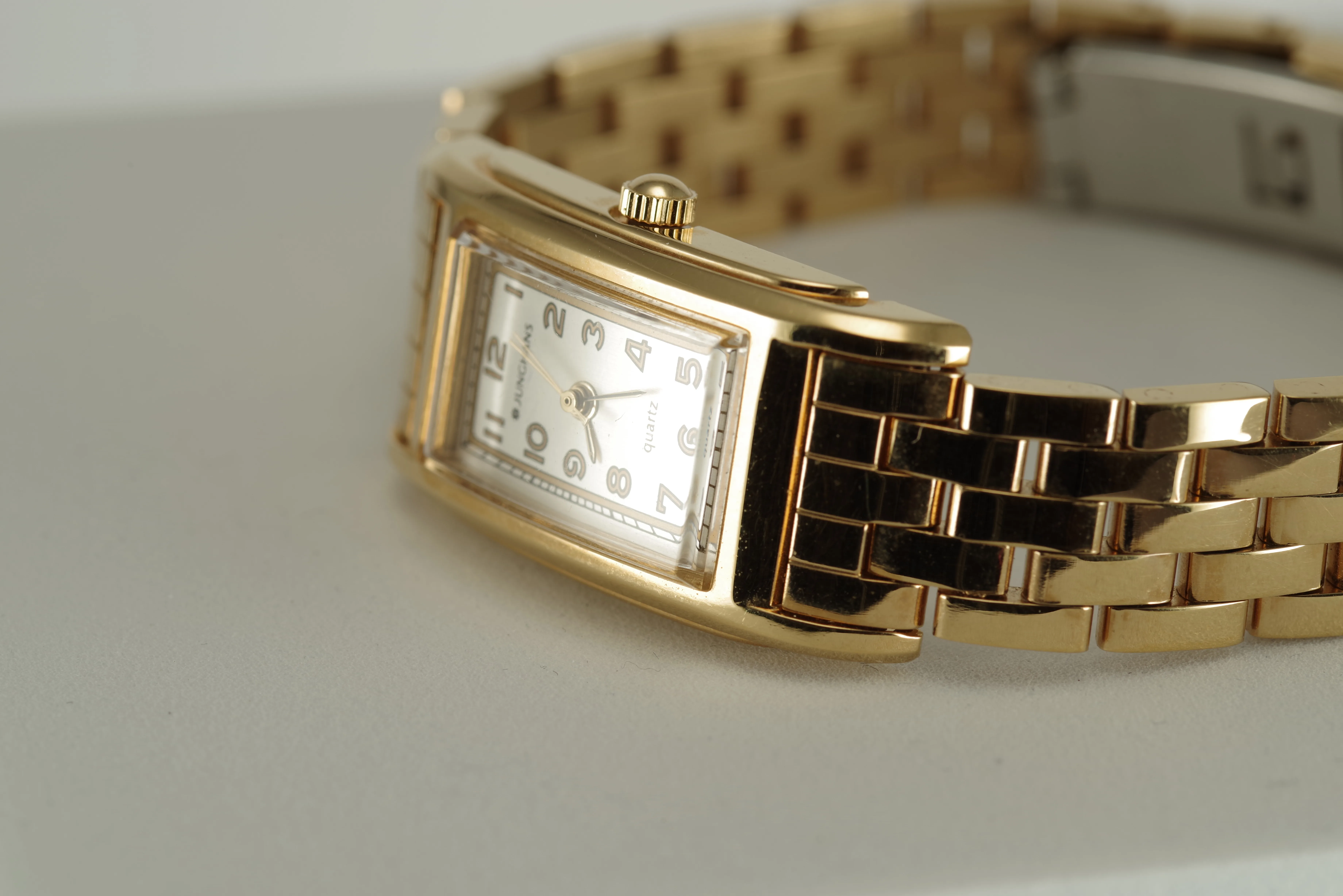 Damen Junghans Vintage Quarz Armbanduhr goldfarbenes Gehäuse mit Metallarmband