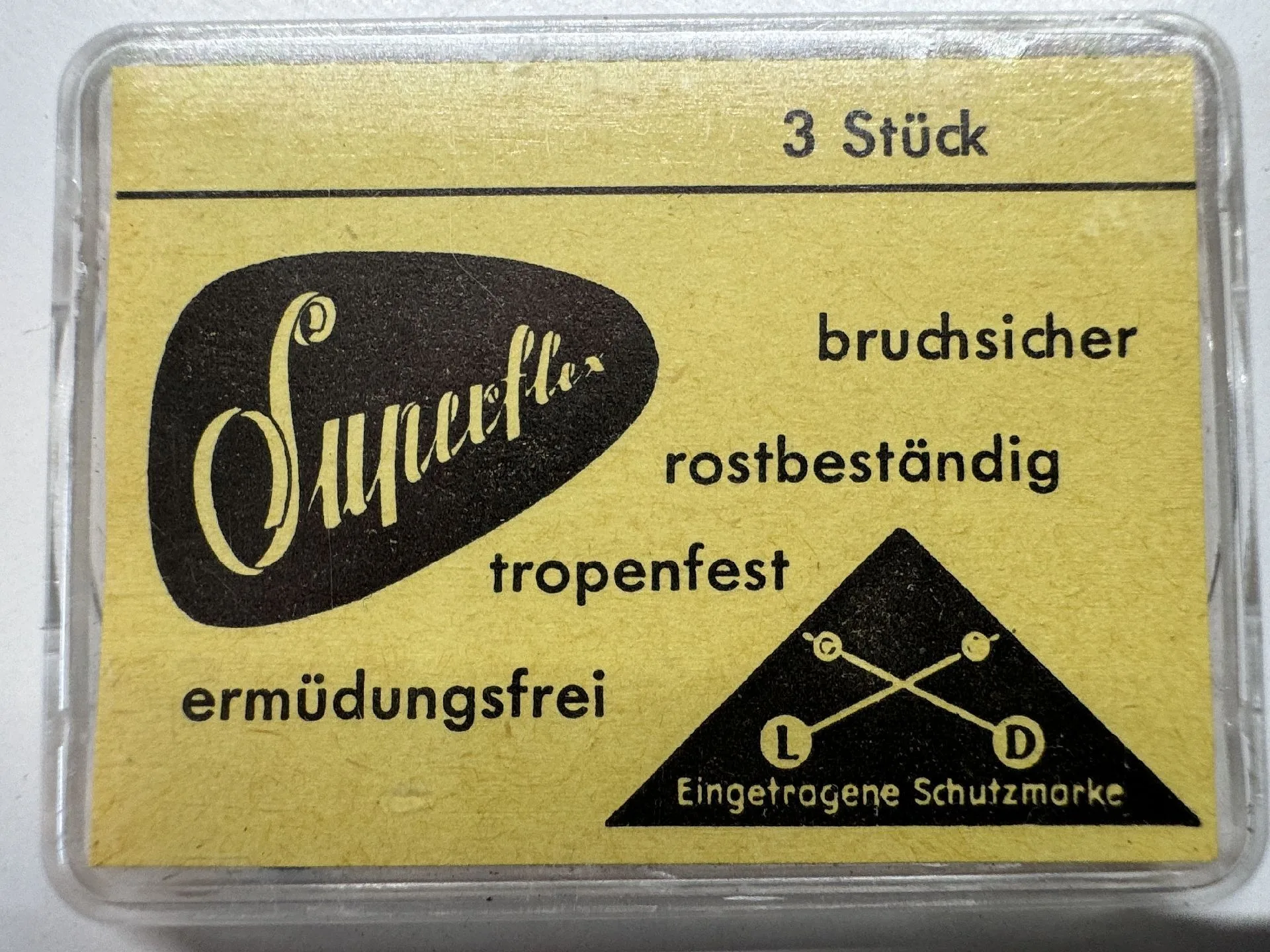 Superflex Federstege Set Gelbe Verpackung mit drei bruchsicheren und rostbeständigen Federstegen für Uhren.