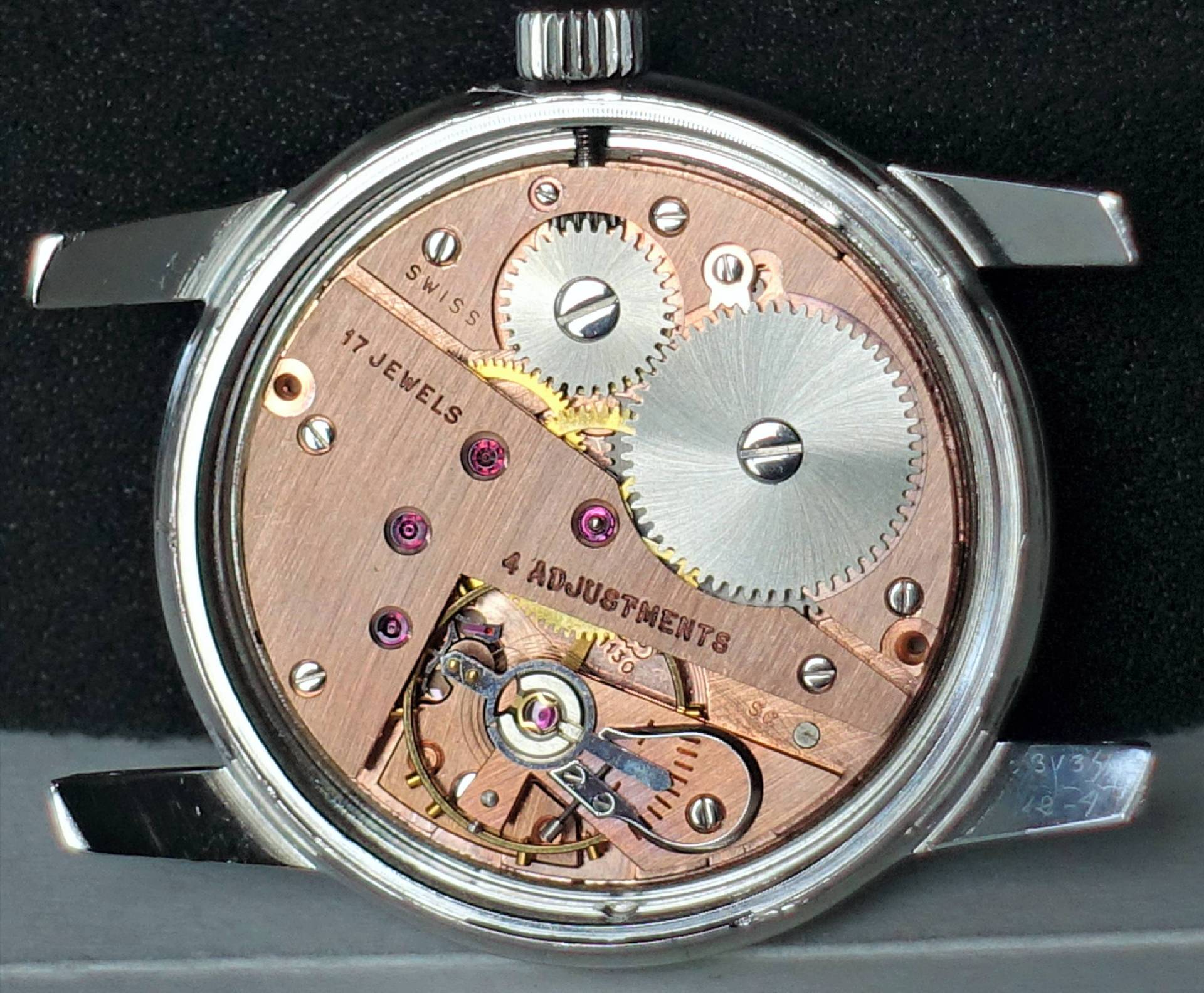 Detailansicht eines mechanischen Uhrwerks mit Zahnrädern und Juwelen.