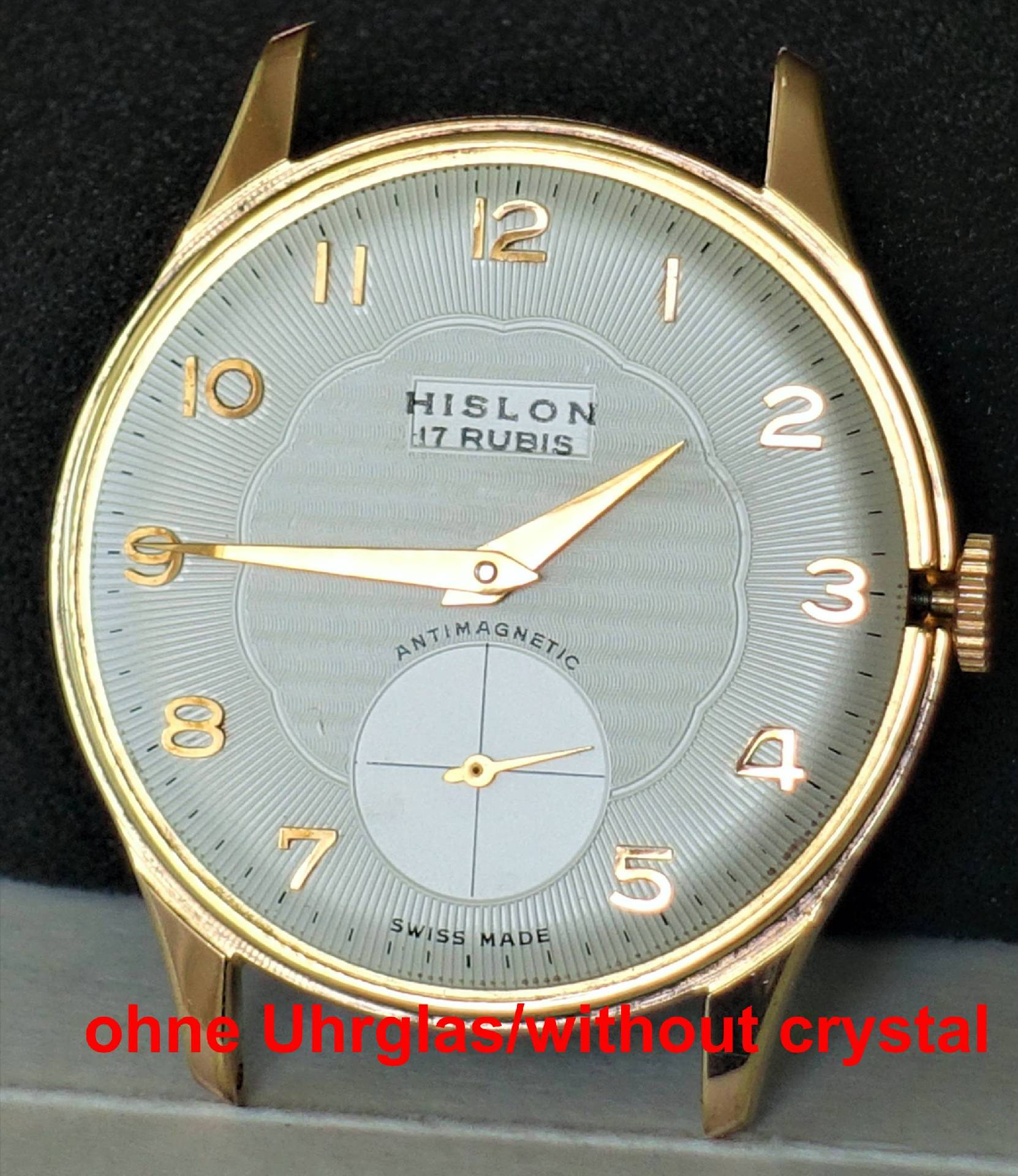 Goldfarbene Armbanduhr mit hellem Zifferblatt und goldenen Zeigern, ohne Uhrglas.