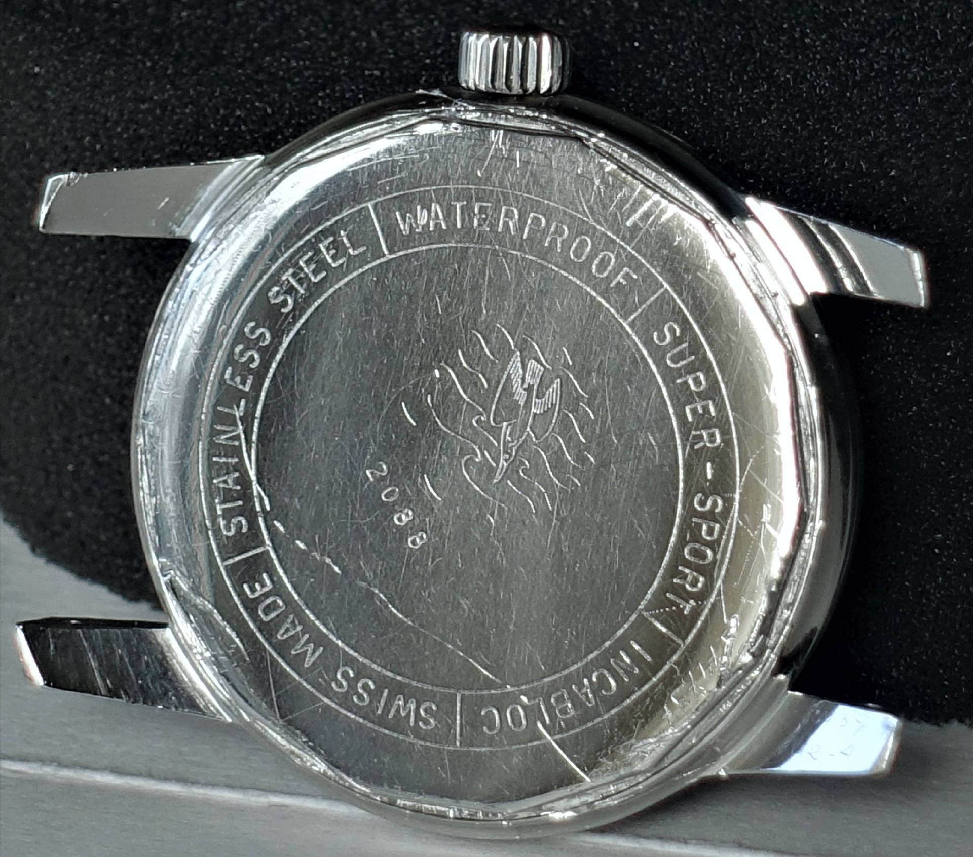 Rückansicht einer wasserdichten Edelstahl-Uhr mit sportlichem Design